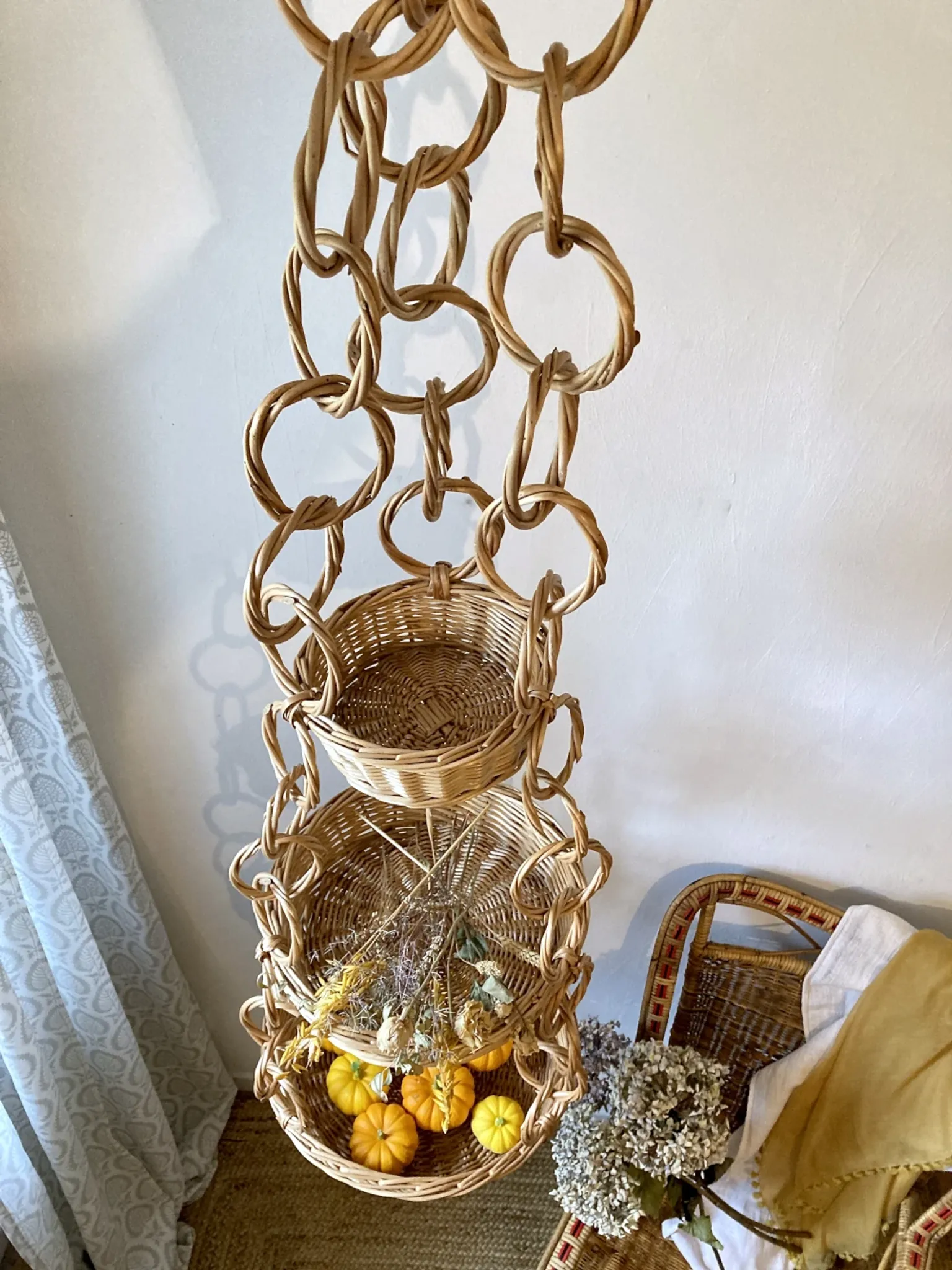 Large wicker suspension with three baskets, twisted ring chain.