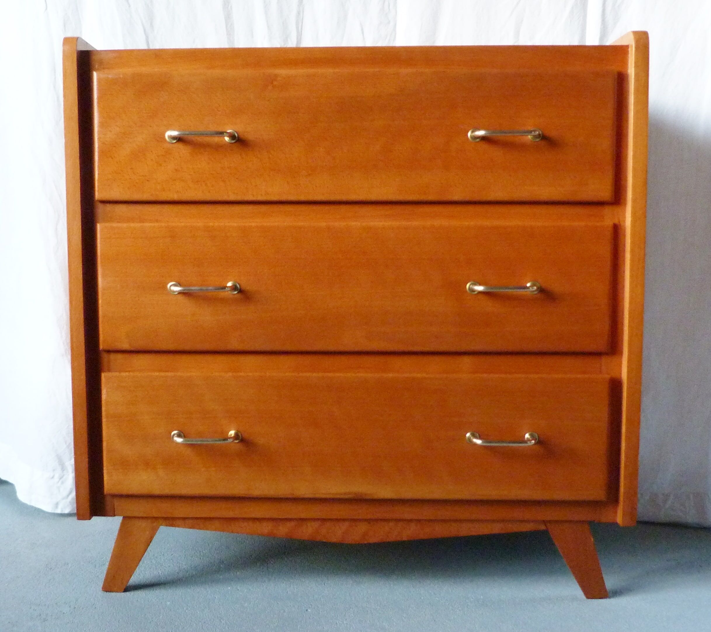 Dresser compass feet