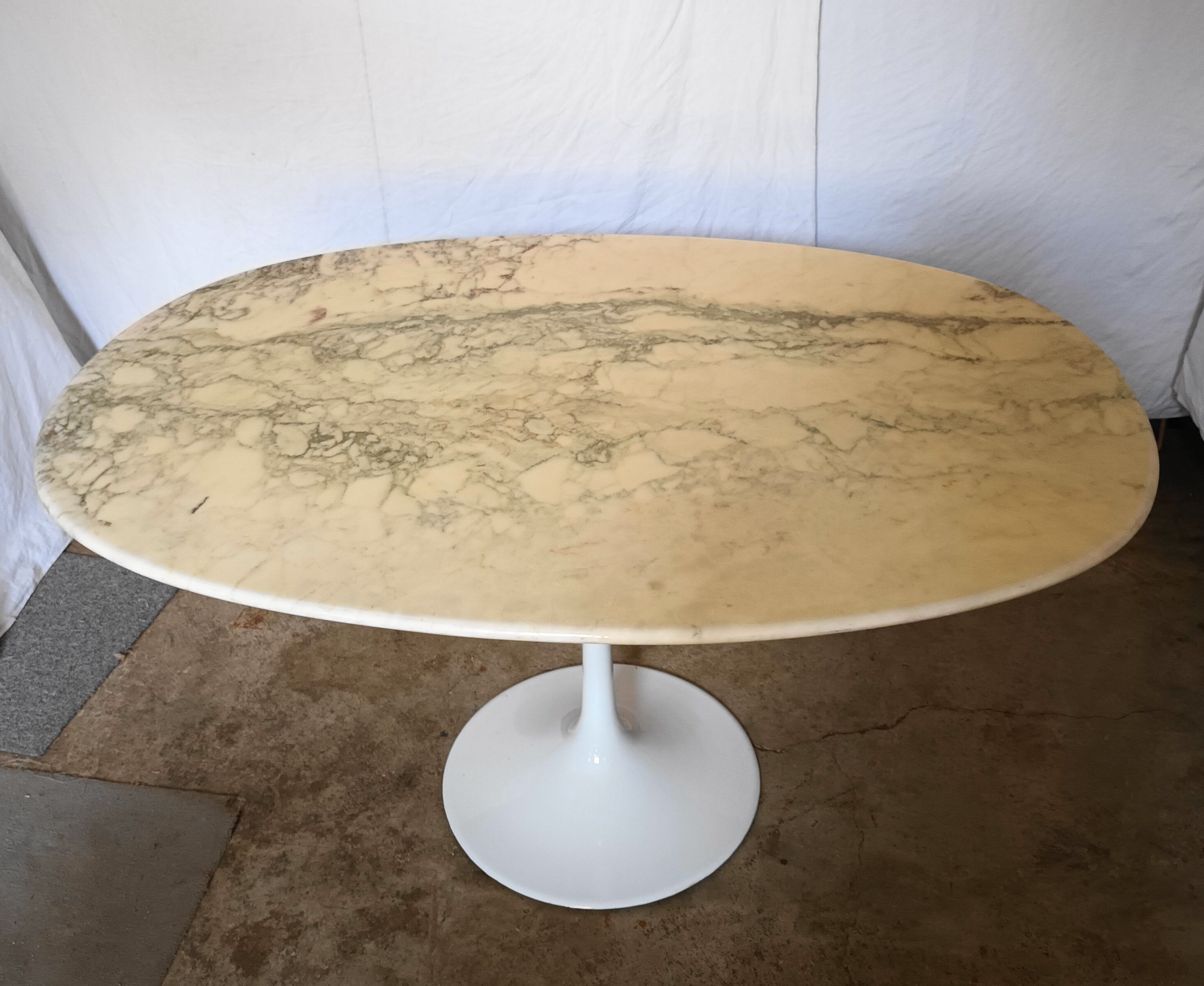 Table ovale dessus marbre pied tulipe des années 70