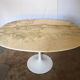 Table ovale dessus marbre pied tulipe des années 70