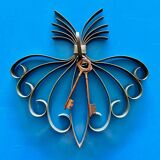 Metal wall hook and its hook