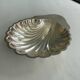 Vide-poche coquille en métal argenté – plat décoratif coquillage vintage