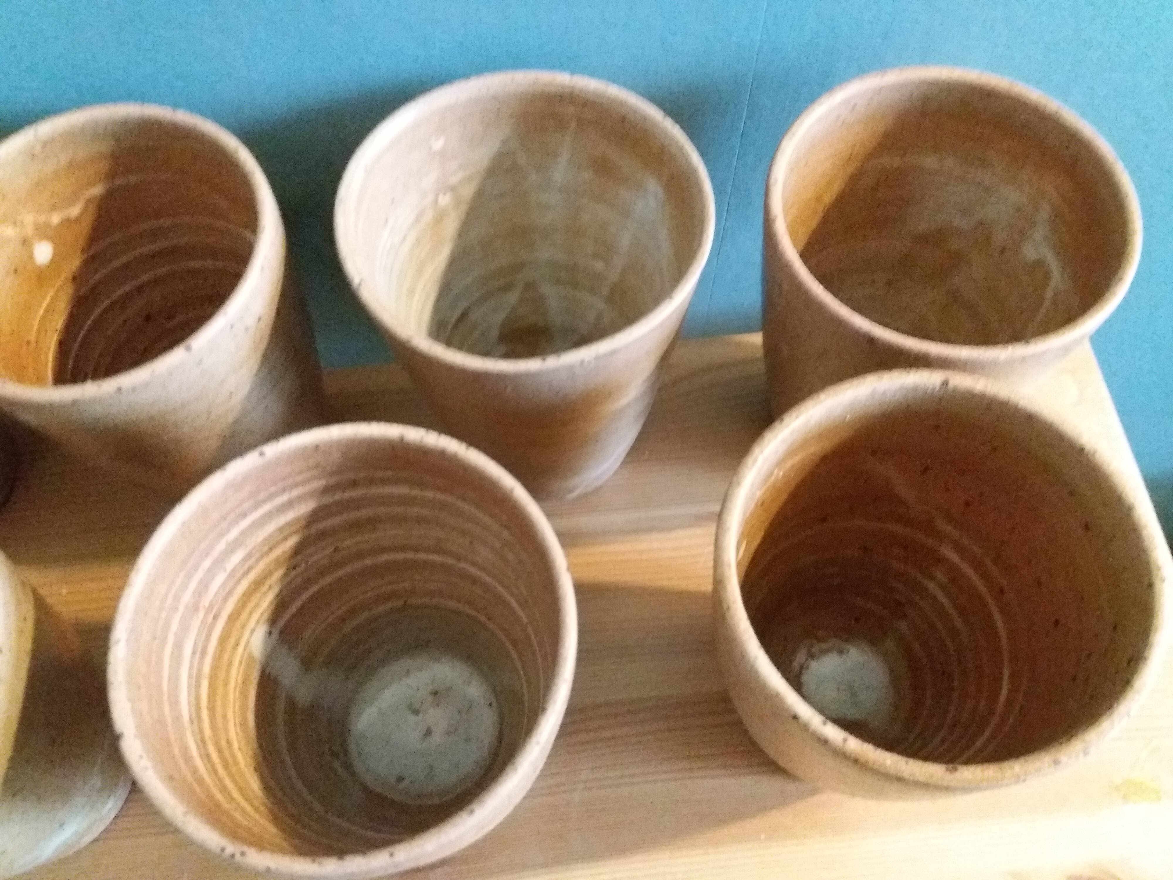 Ensemble de 8 tasses ou verres en grès tourné artisanal