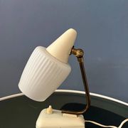 Lampe de bureau en verre opalin de style Art déco du milieu du siècle