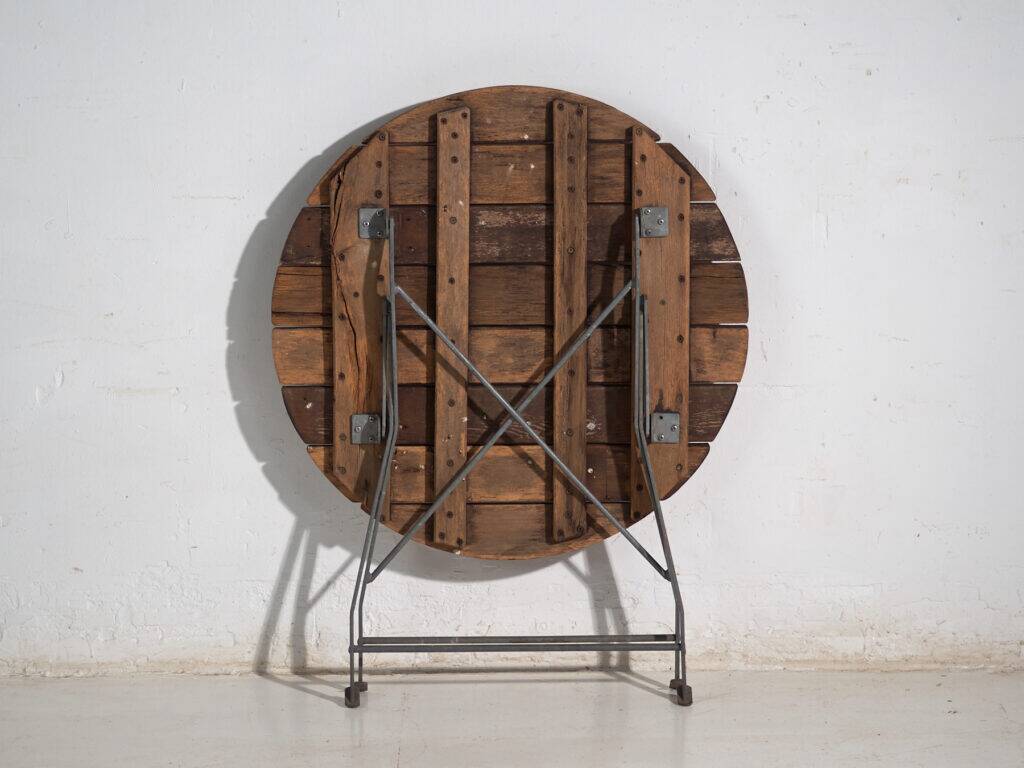 Table de jardin pliante ancienne en bois et fer – Europe centrale, vers 1950