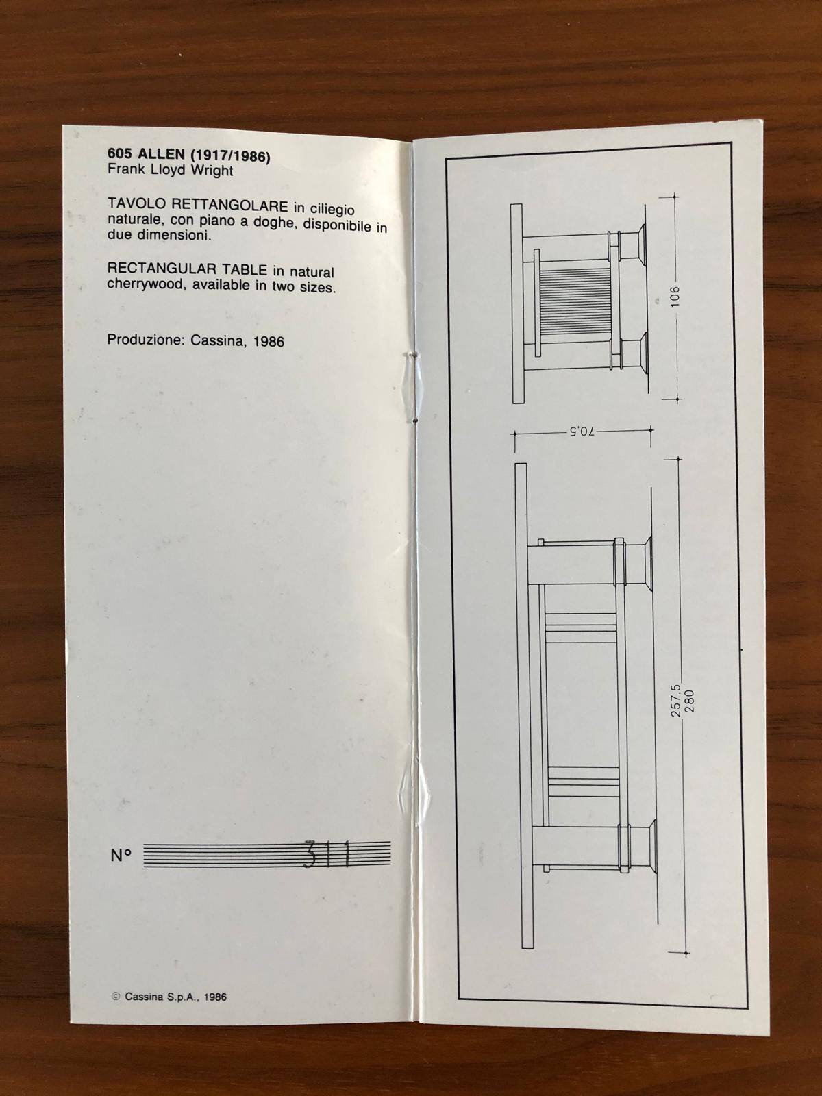 Table Allen 605 par Frank Lloyd Wright produite par Cassina