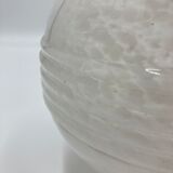 Globe blanc en verre de Clichy