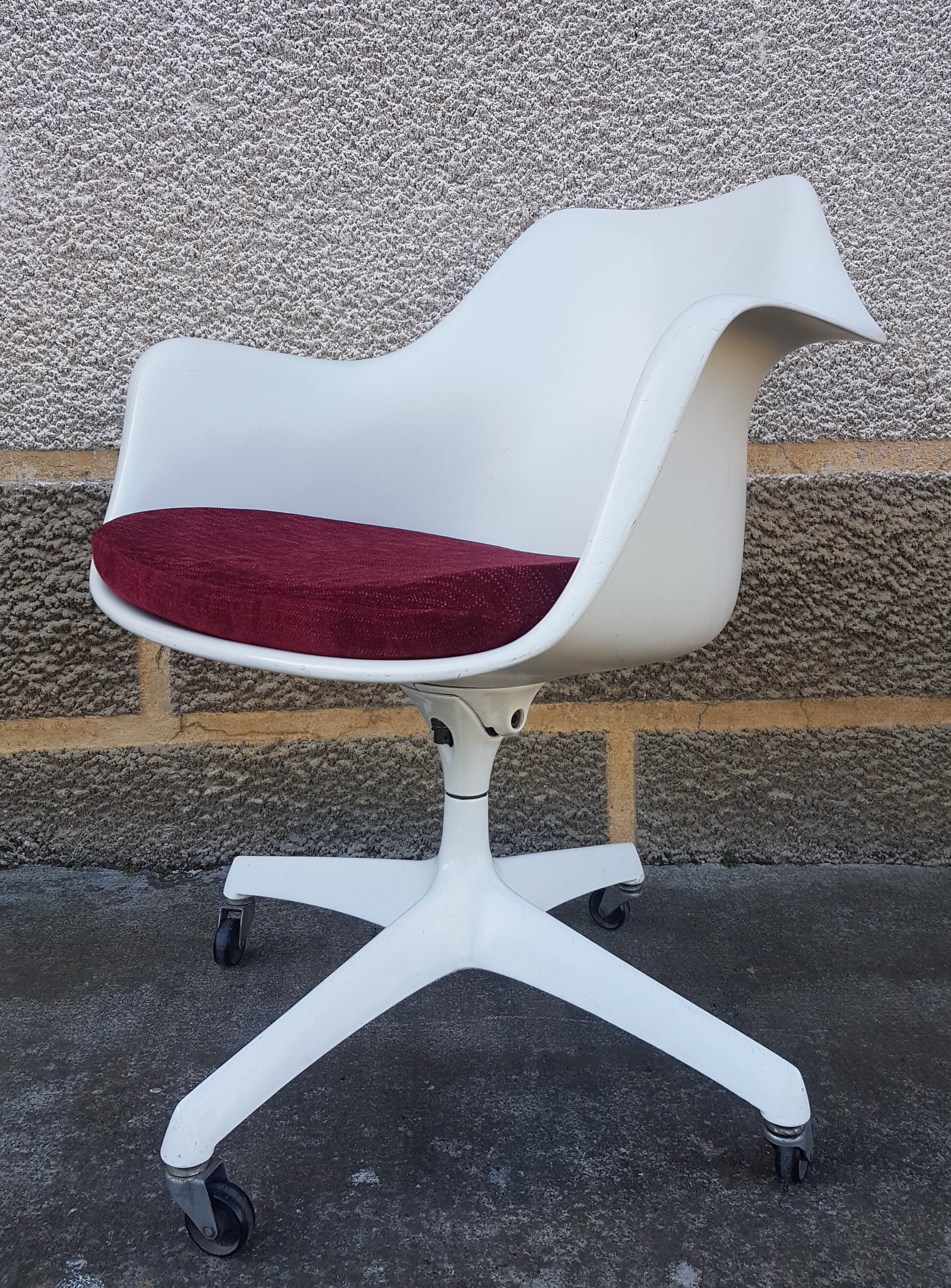 Executive Tulip armchair by Eero Saarinen for Knoll 1964