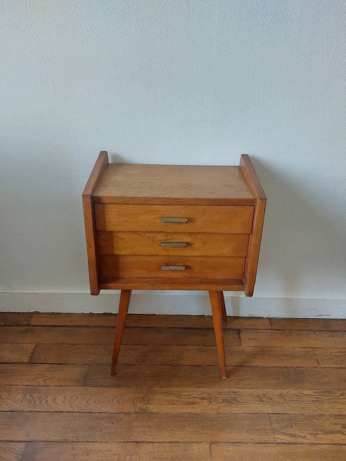 Compass feet bedside table