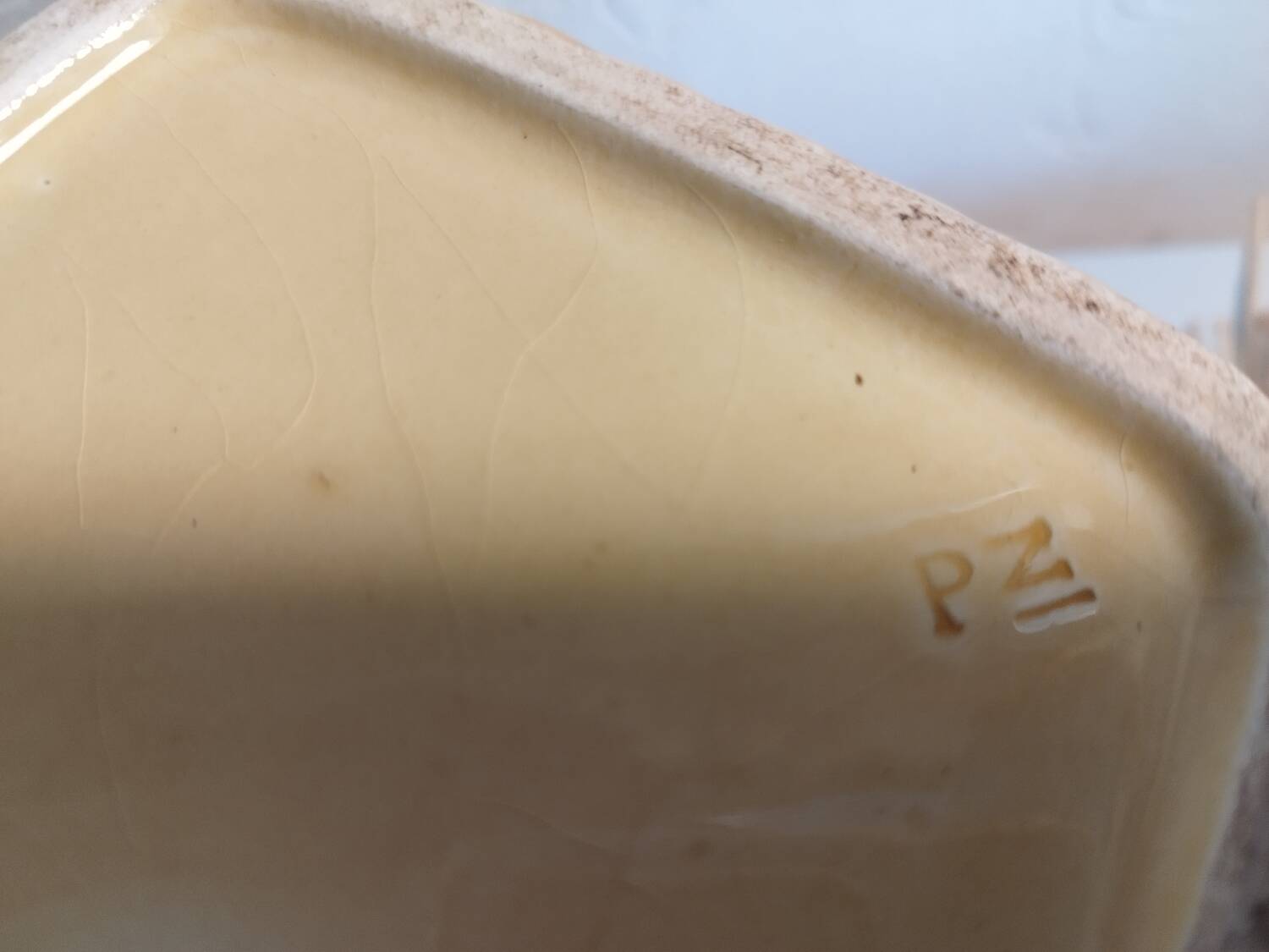 Biscuit tin in barbotine