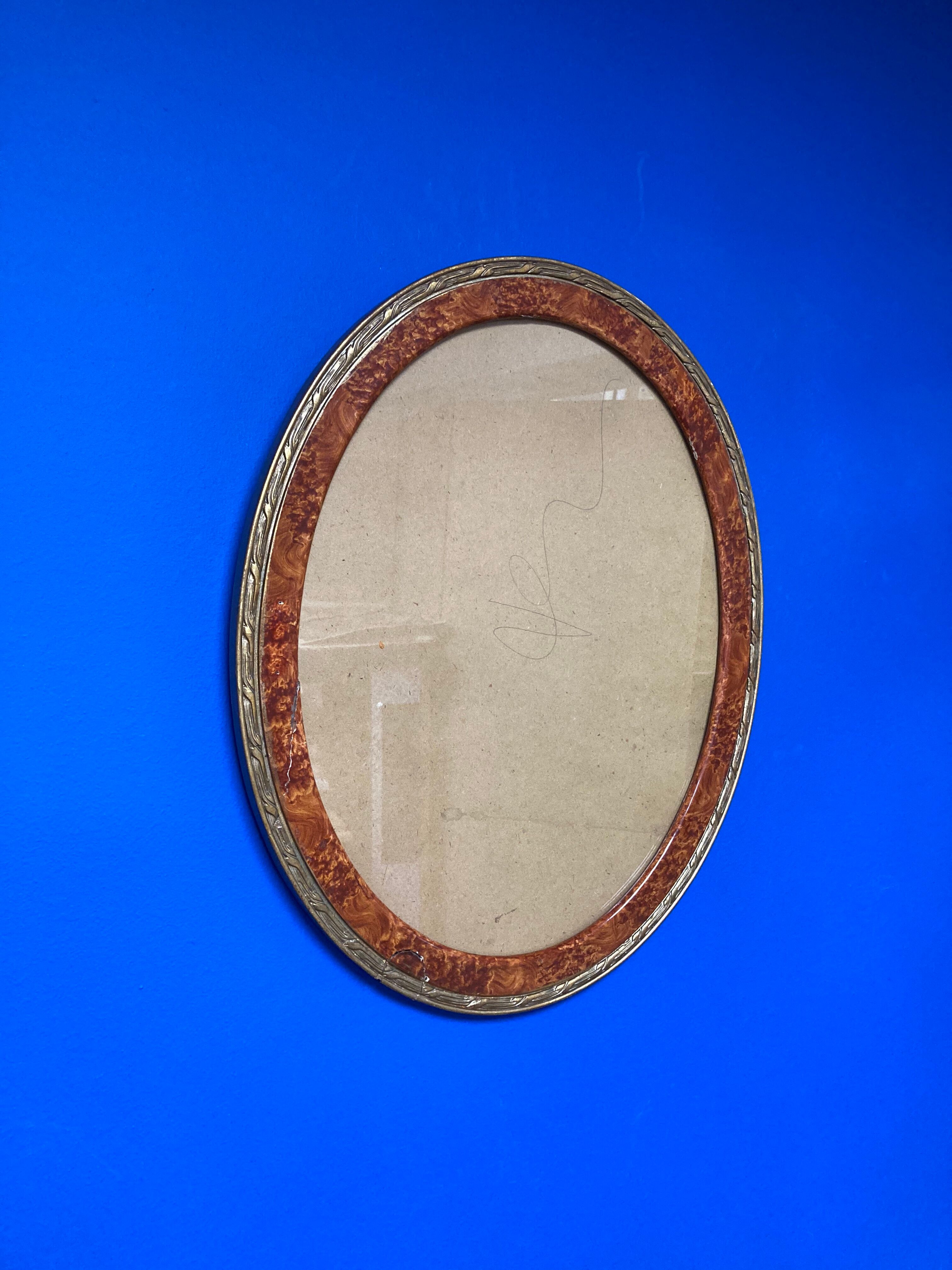 Cadre ovale imitation loupe