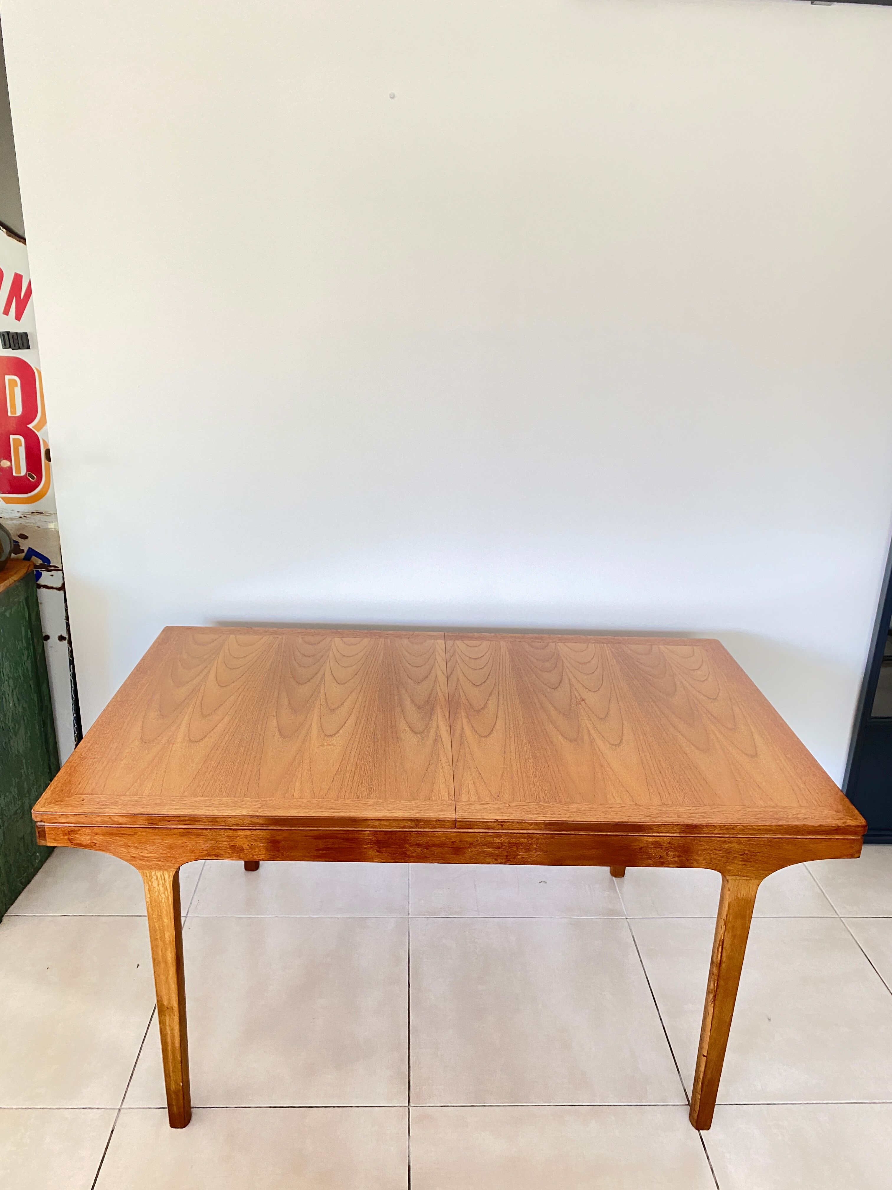 Extendable dining table in NATHAN teak