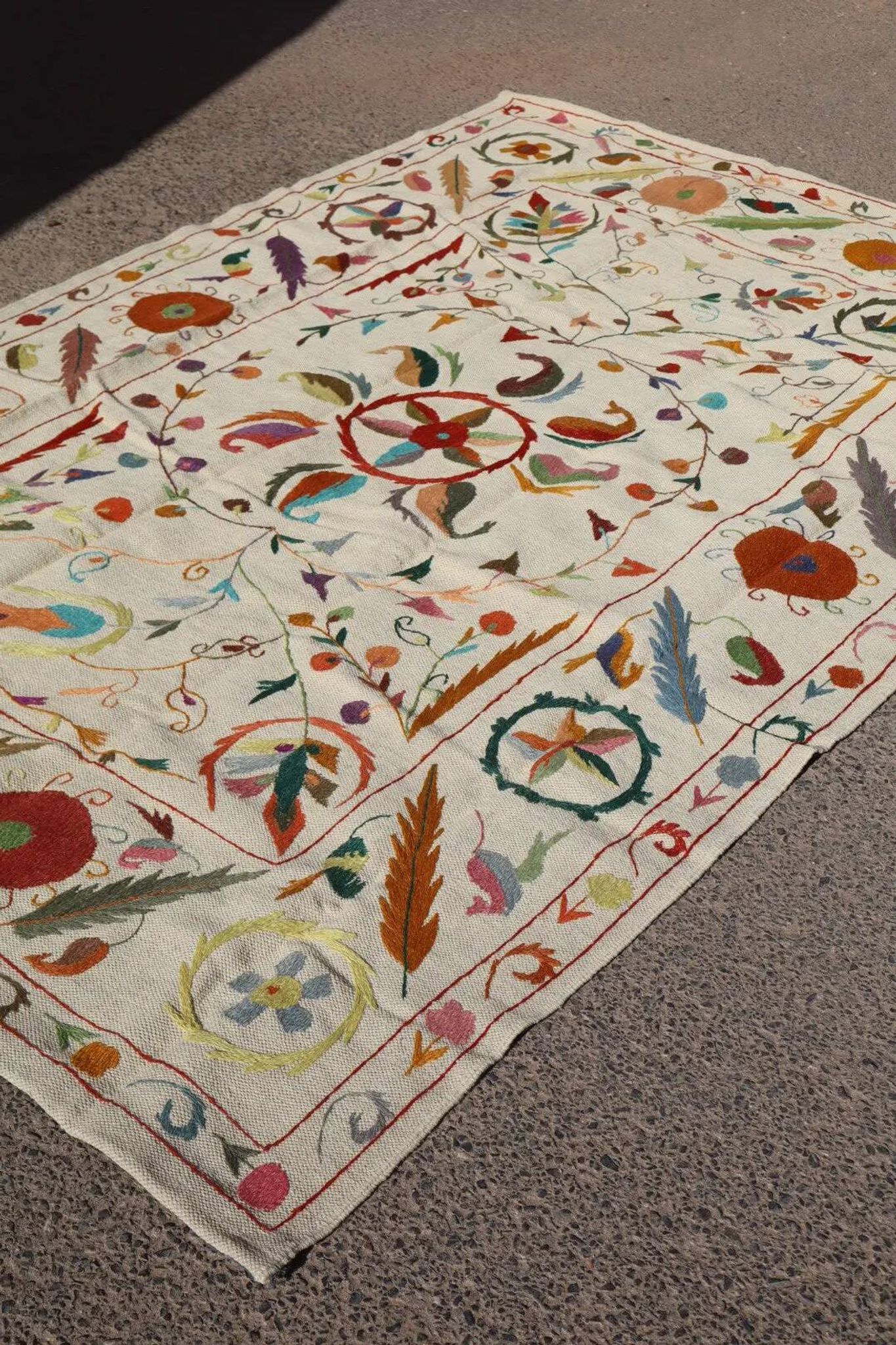 Multicoloured white kilim rug – 238 x 159 cm