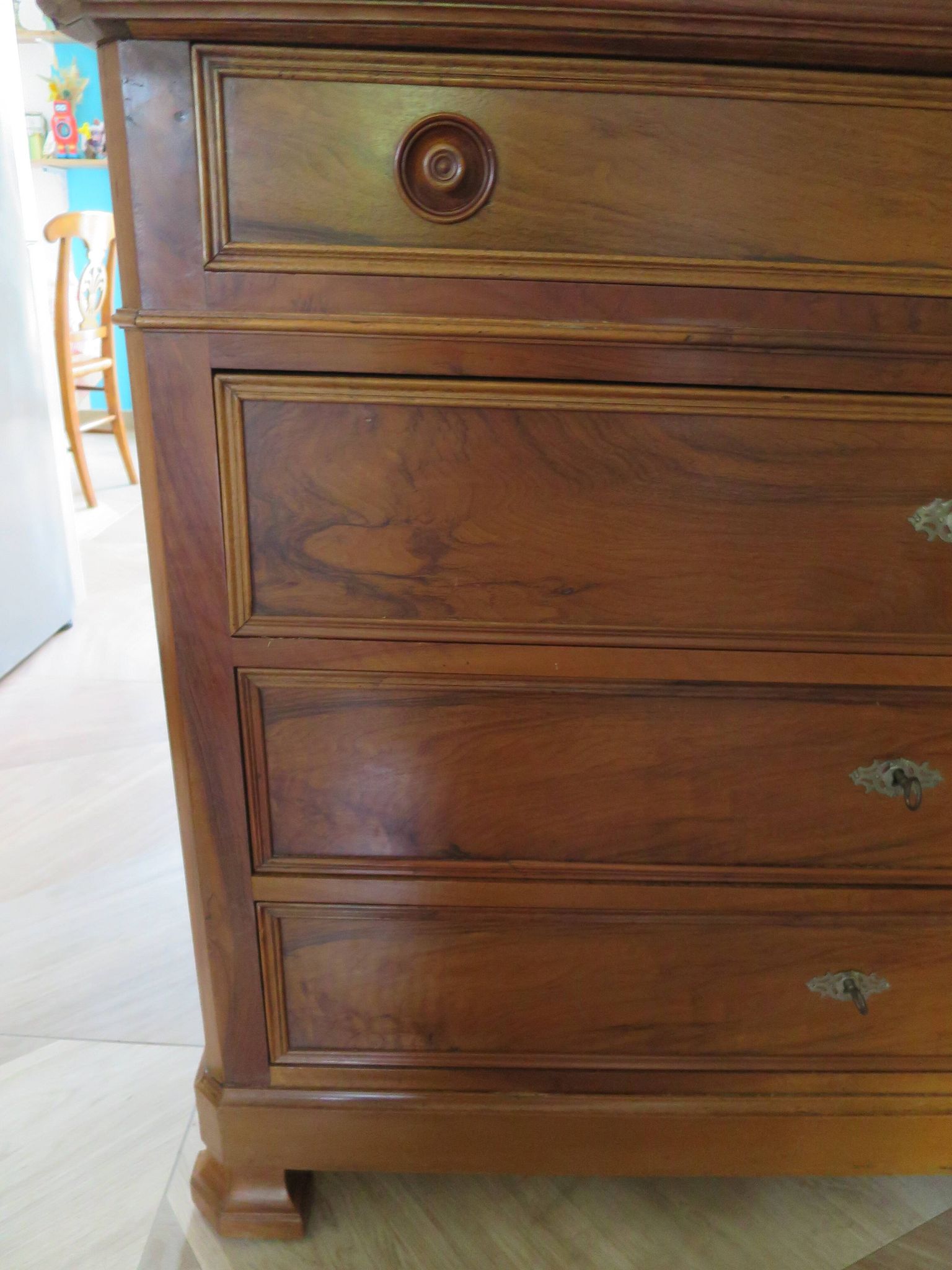 Rare - Pretty old chest of drawers with 4 drawers and 3 locks - In walnut - 1930
