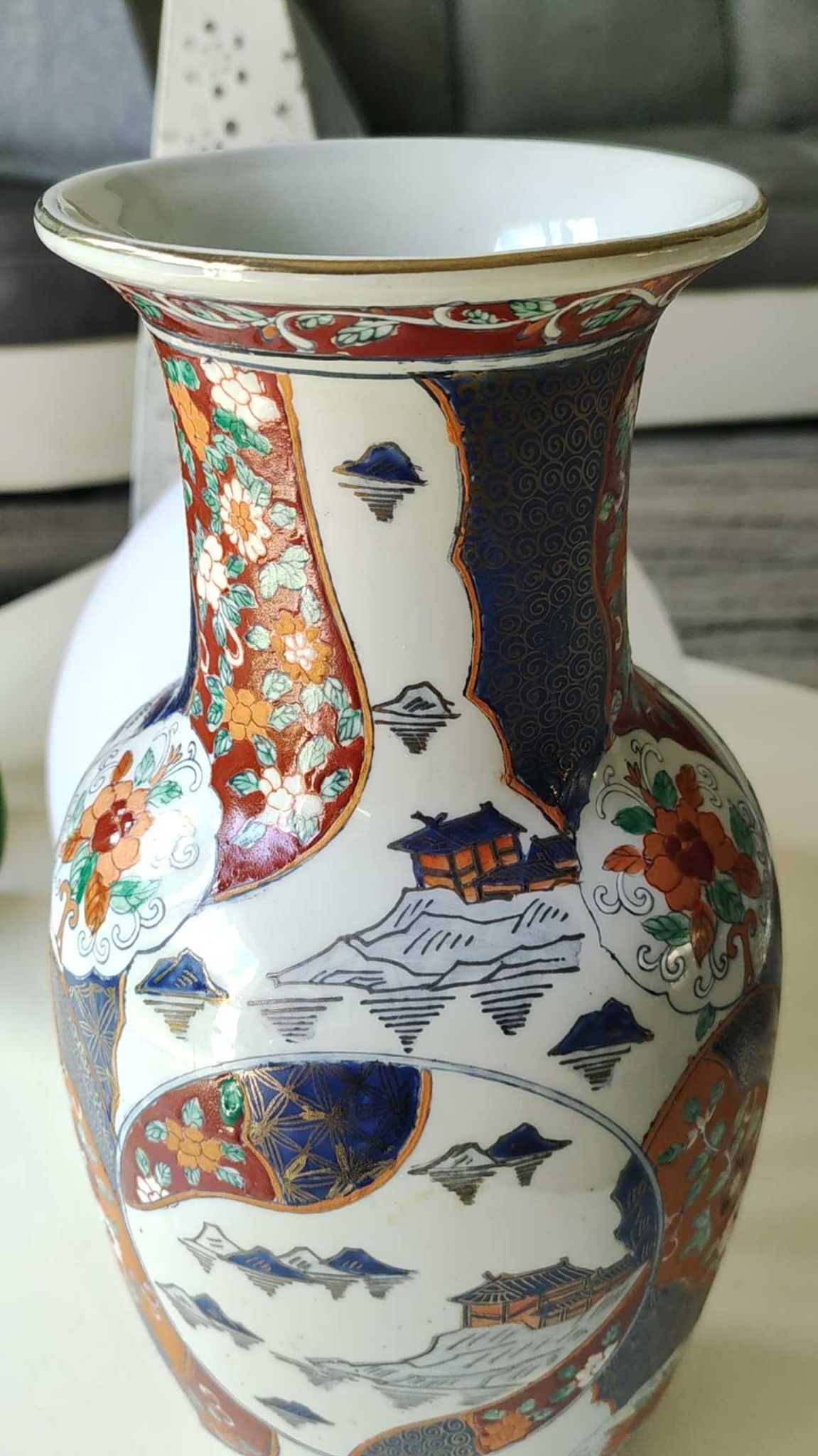 Chinese baluster vase in glazed ceramics. Wild, floral nature. Imari style. 32 cm