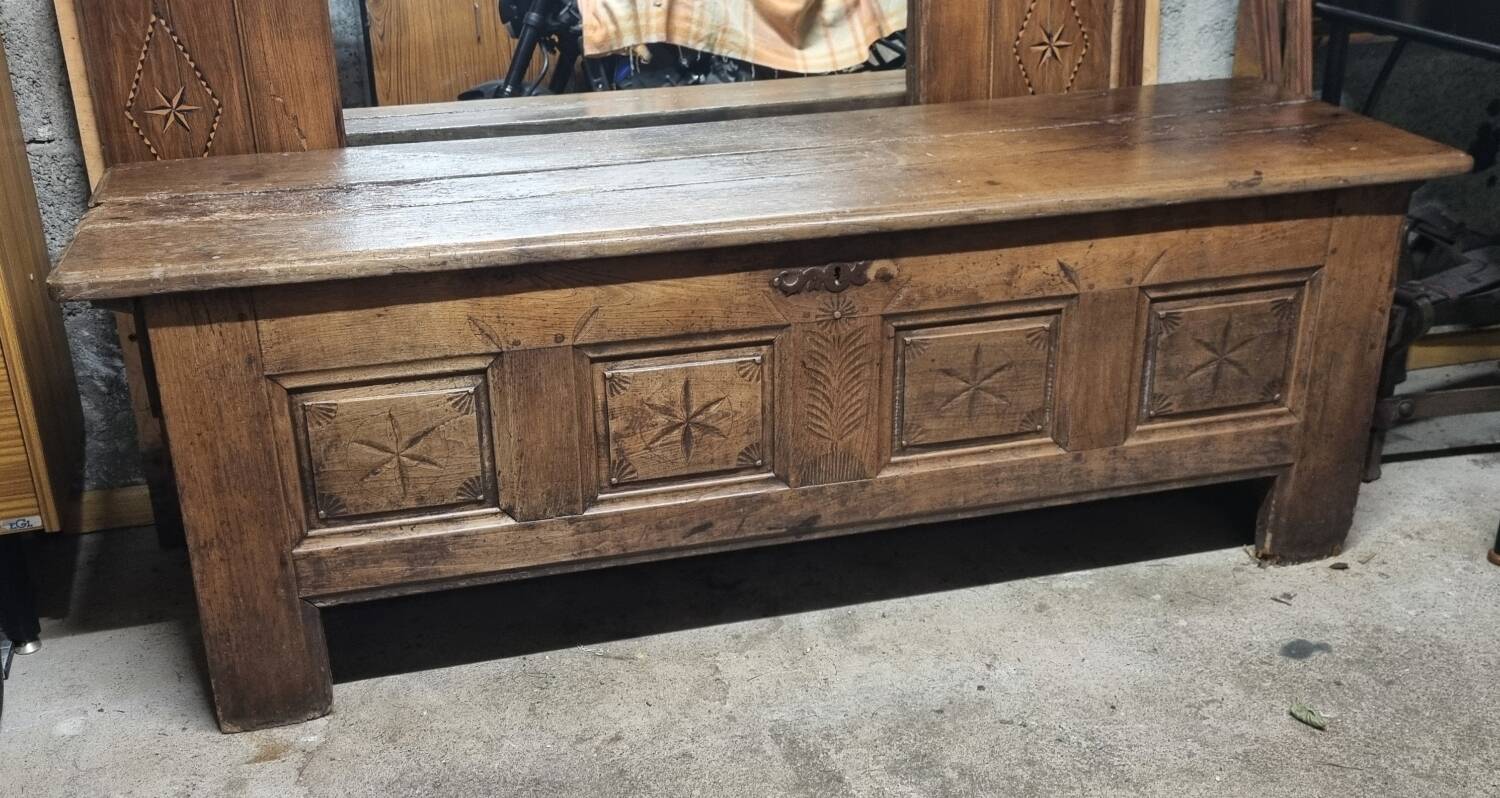 Maie solid oak Breton chest