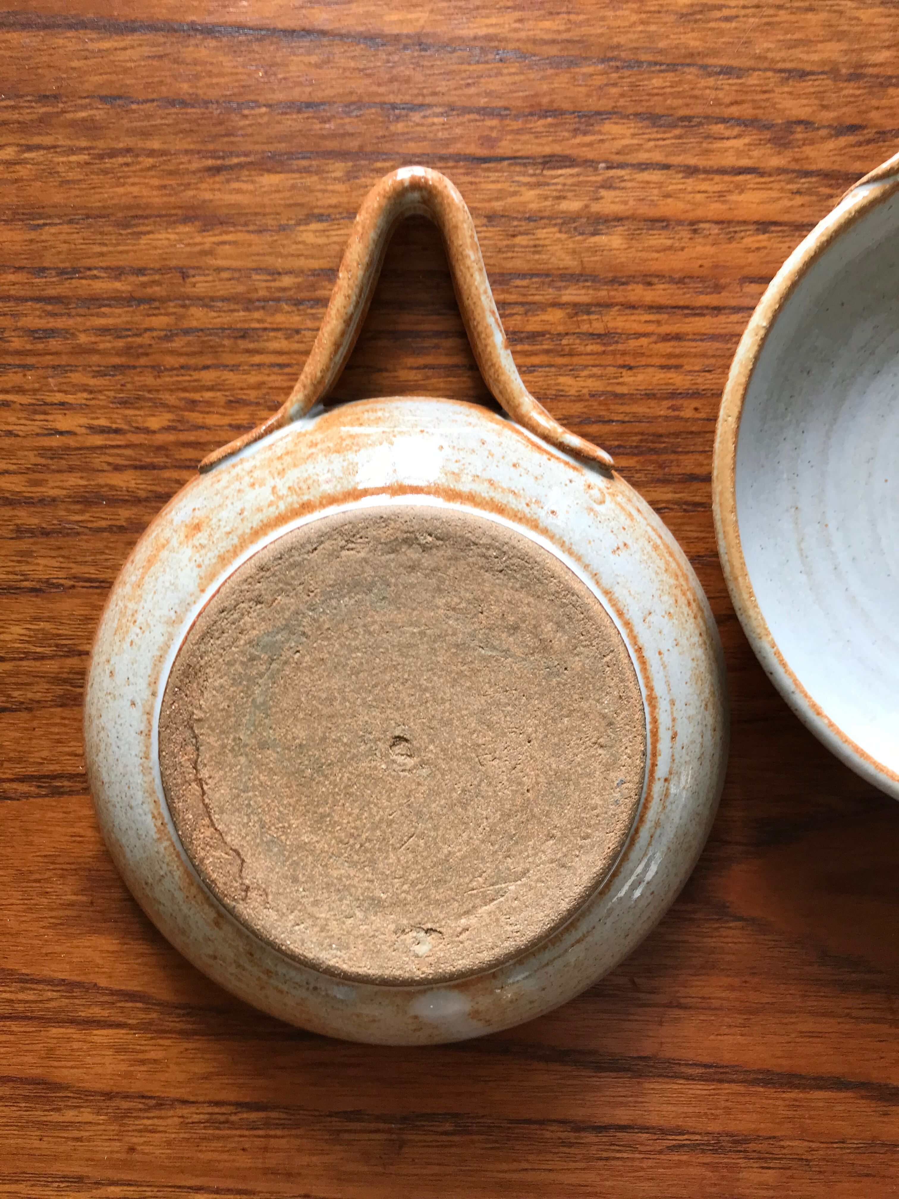 Pair of sandstone raviers