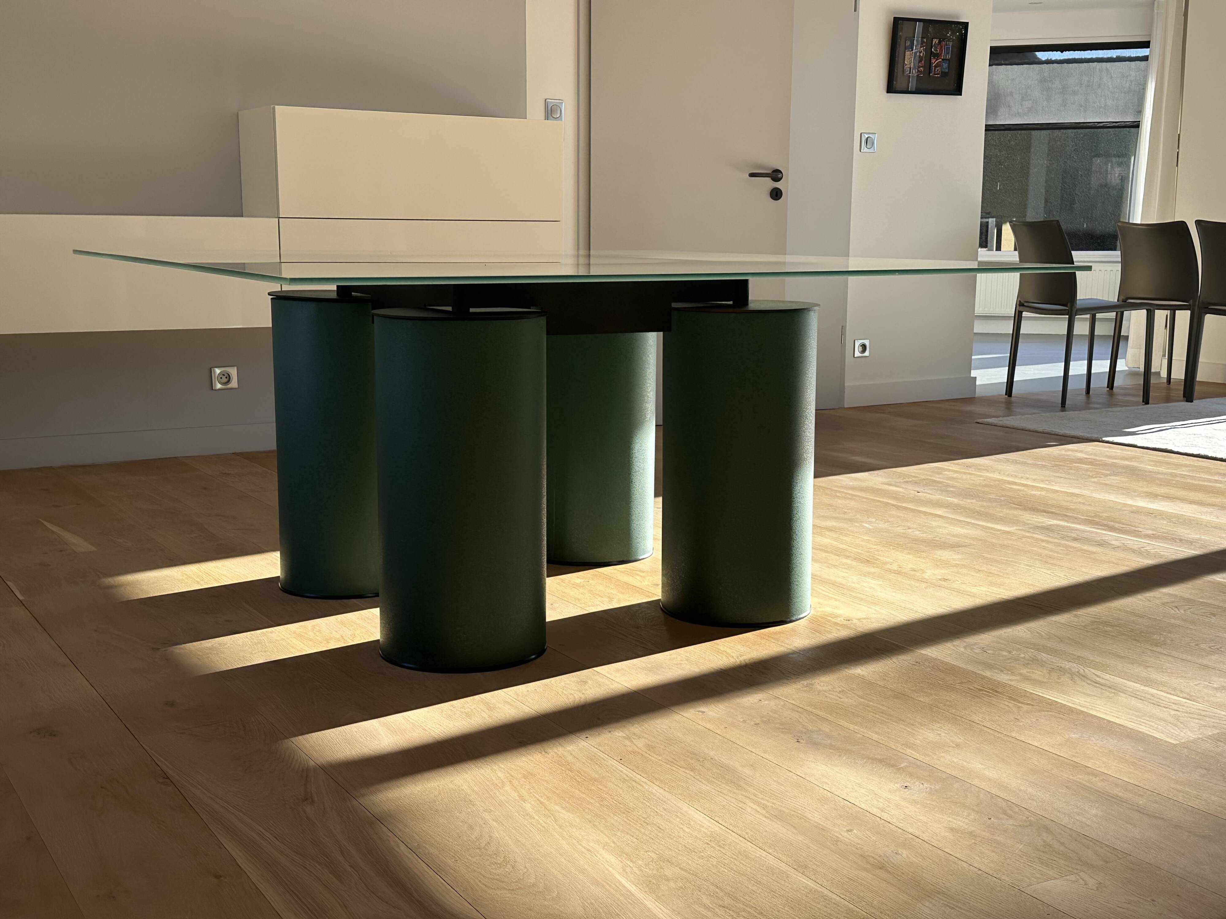 Table 160 × 160 inspiration Vignelli & 8 chaises cuir Gorini Divani