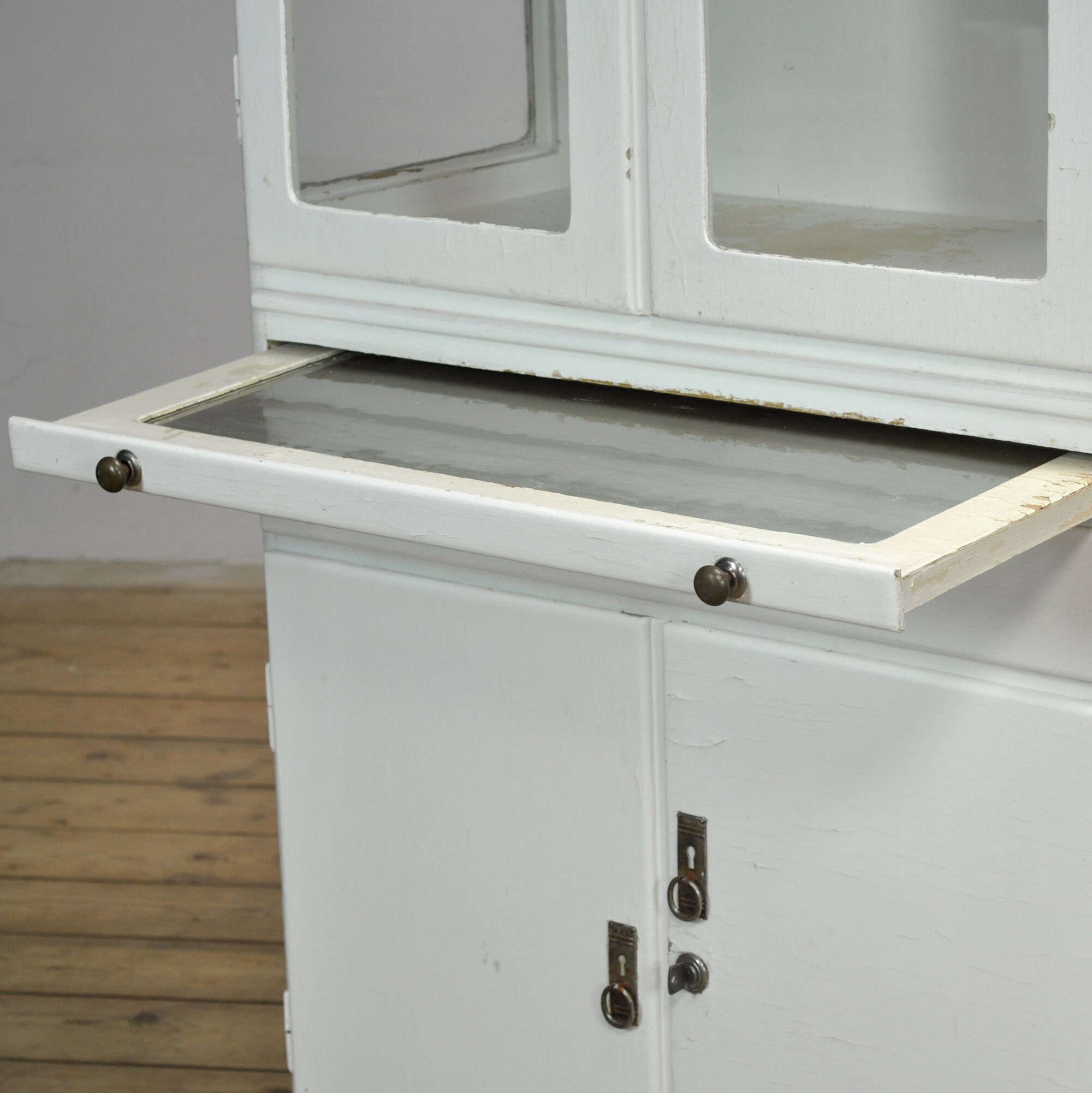 Cabinet médical en bois, vers 1950
