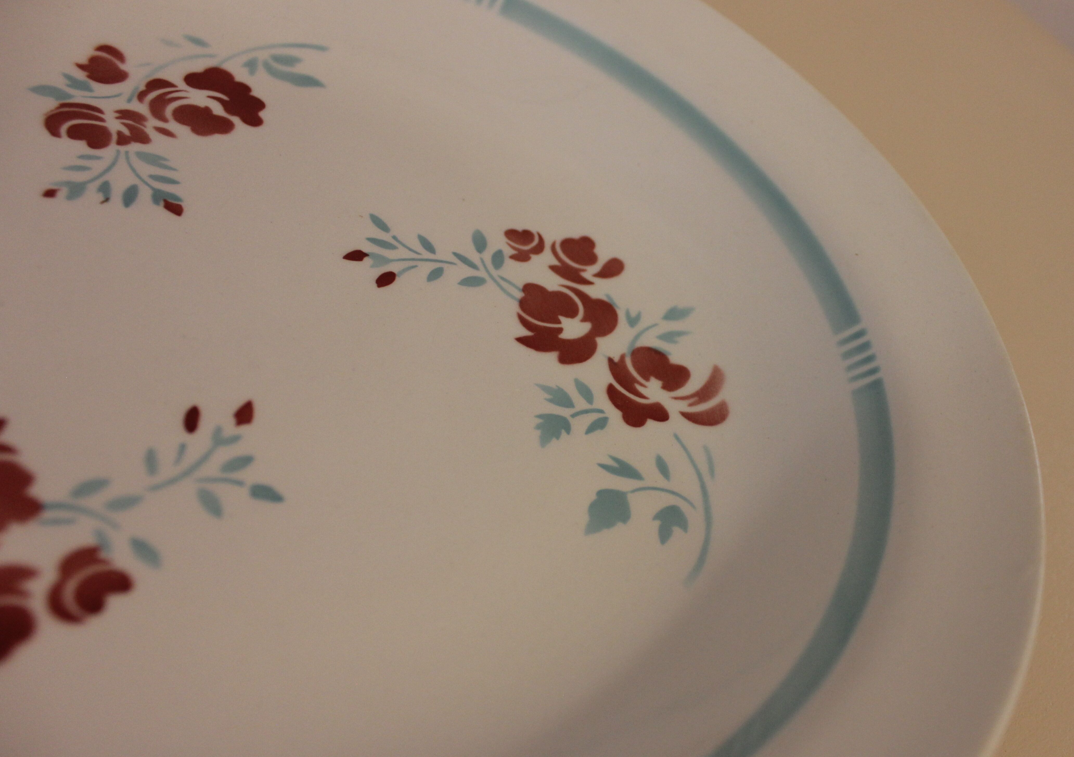 Dish in faience 50s floral decoration blue and pink