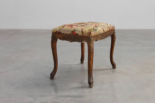 Tabouret sculpté de style Louis XV avec tapisserie au point de croix, France vers 1880