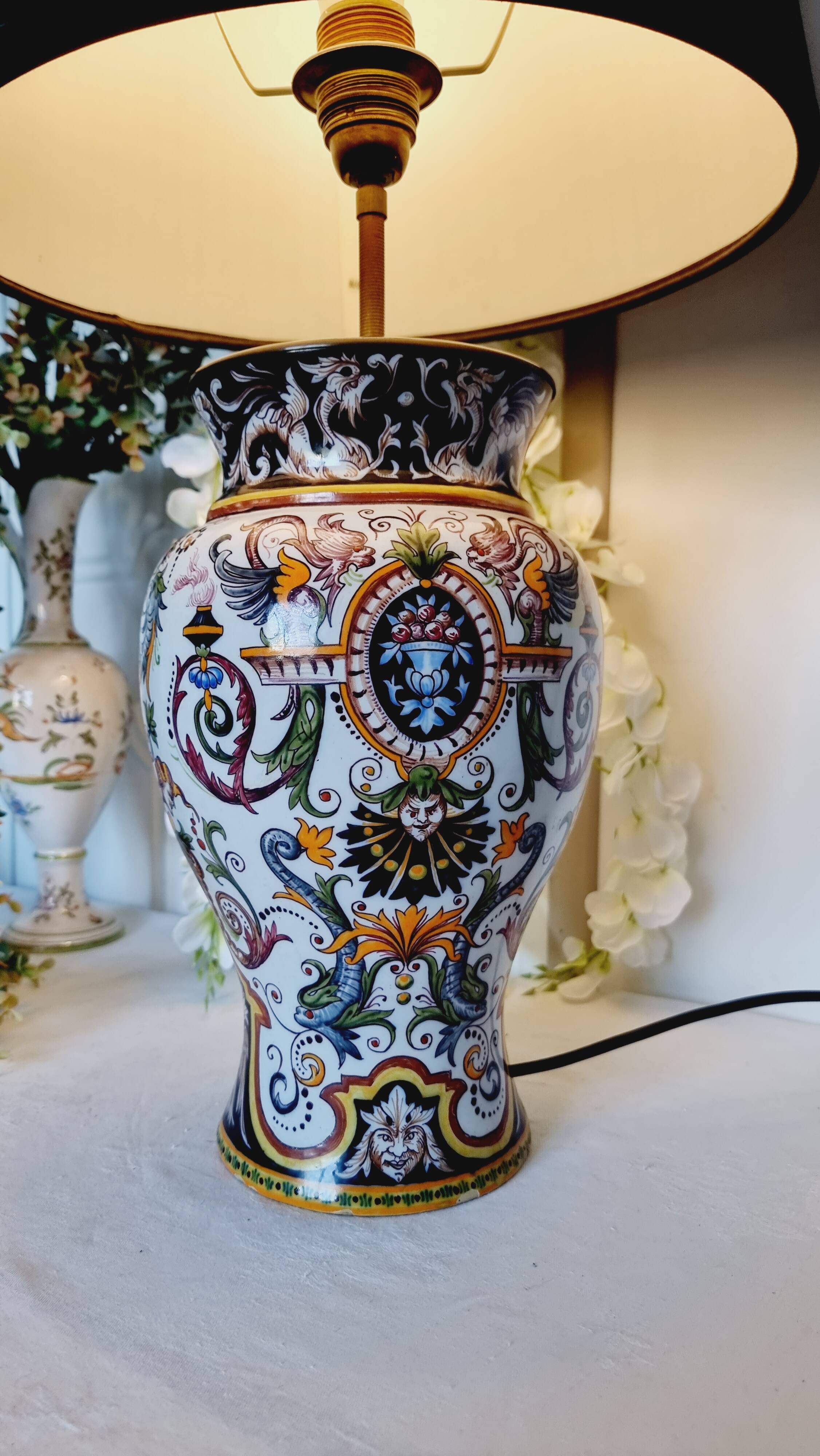 Table lamp in fine earthenware, 1950, in Renaissance style.