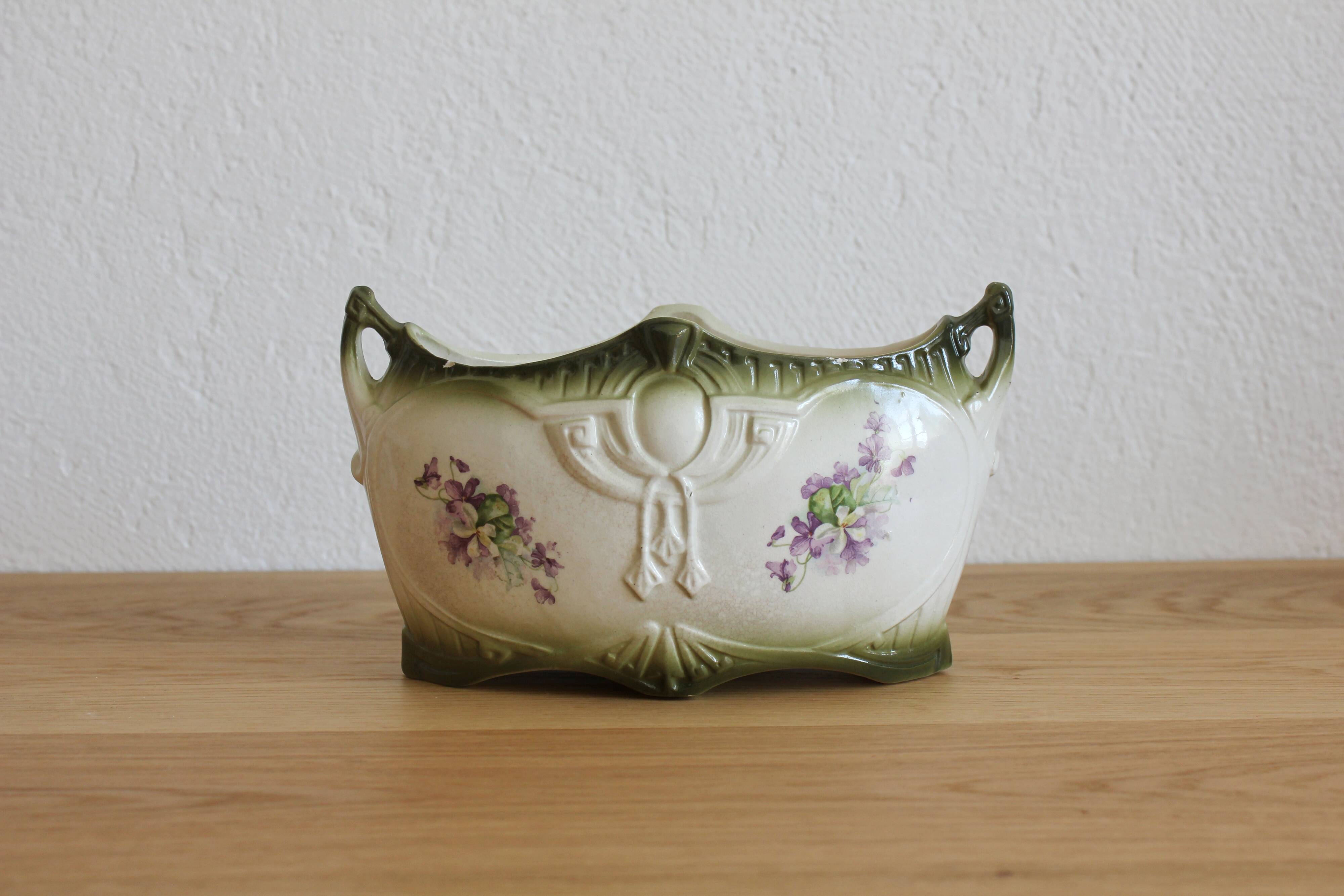Small jardinière vase in art nouveau majolica.