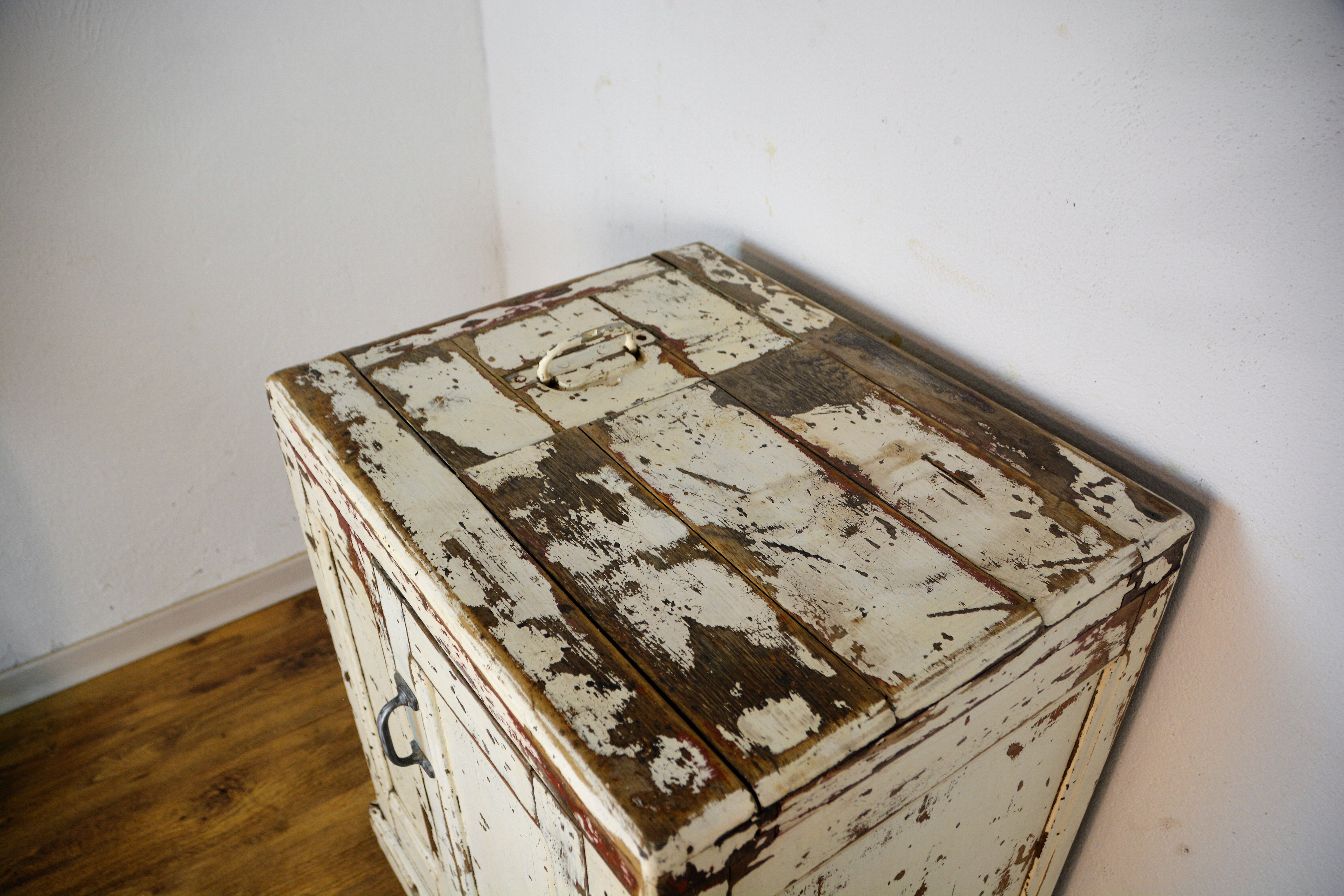 Cooler, patinated vintage Parisian sideboard