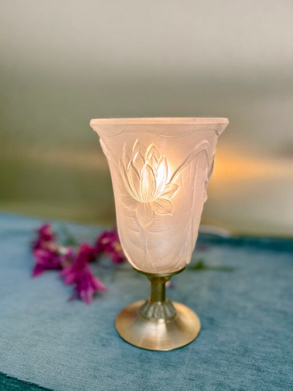 Lamp with antique tulip: the water lilies