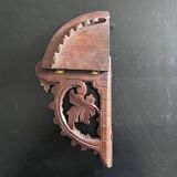 Tablette murale d’angle sculptée