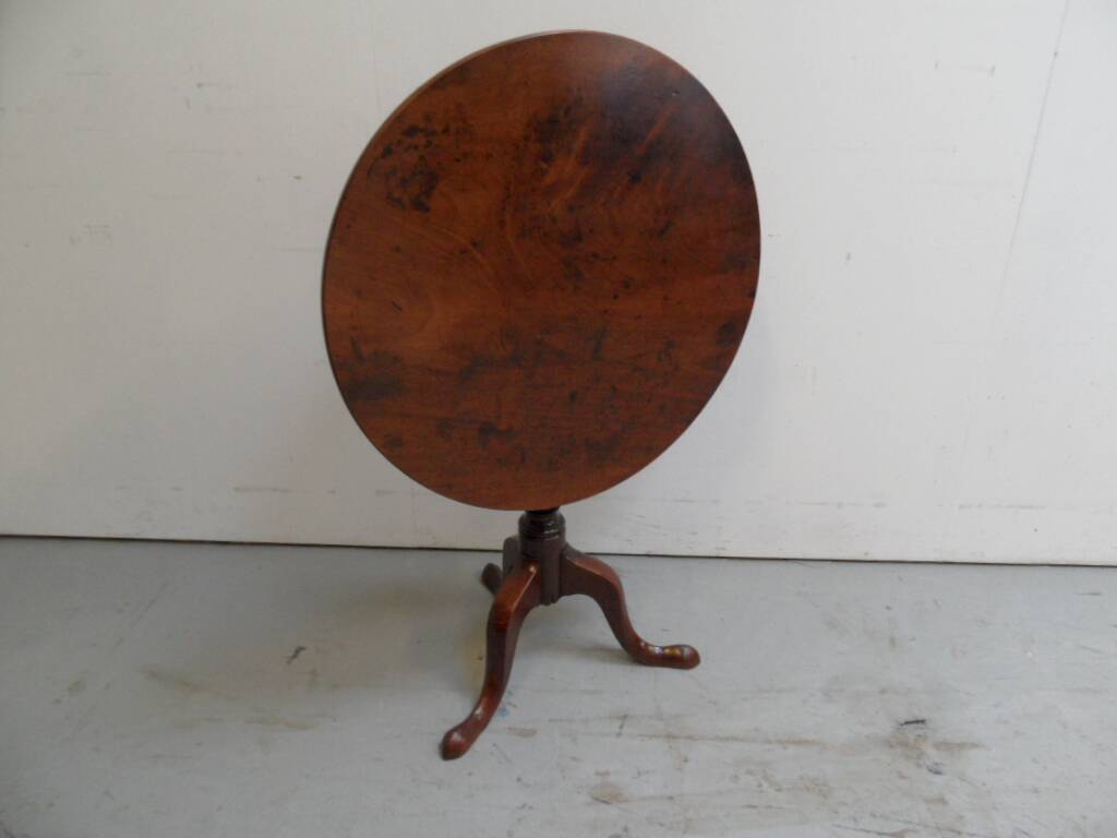 Table ronde inclinable antique en acajou