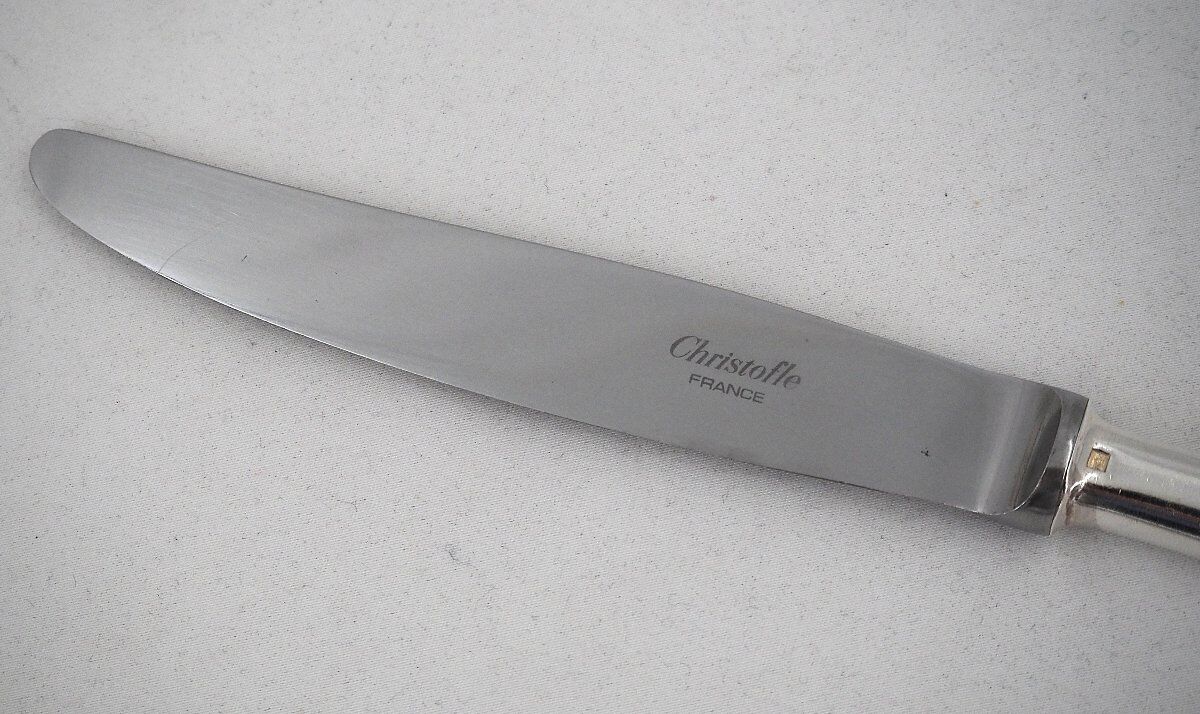 Christofle modèle Baguette, 12 couteaux de table en métal argenté, en parfait état.