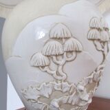 Paire de lampes en porcelaine émaillée en relief, motif asiatique