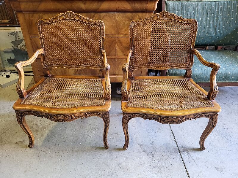 Paire de fauteuils cannes de style Louis XV