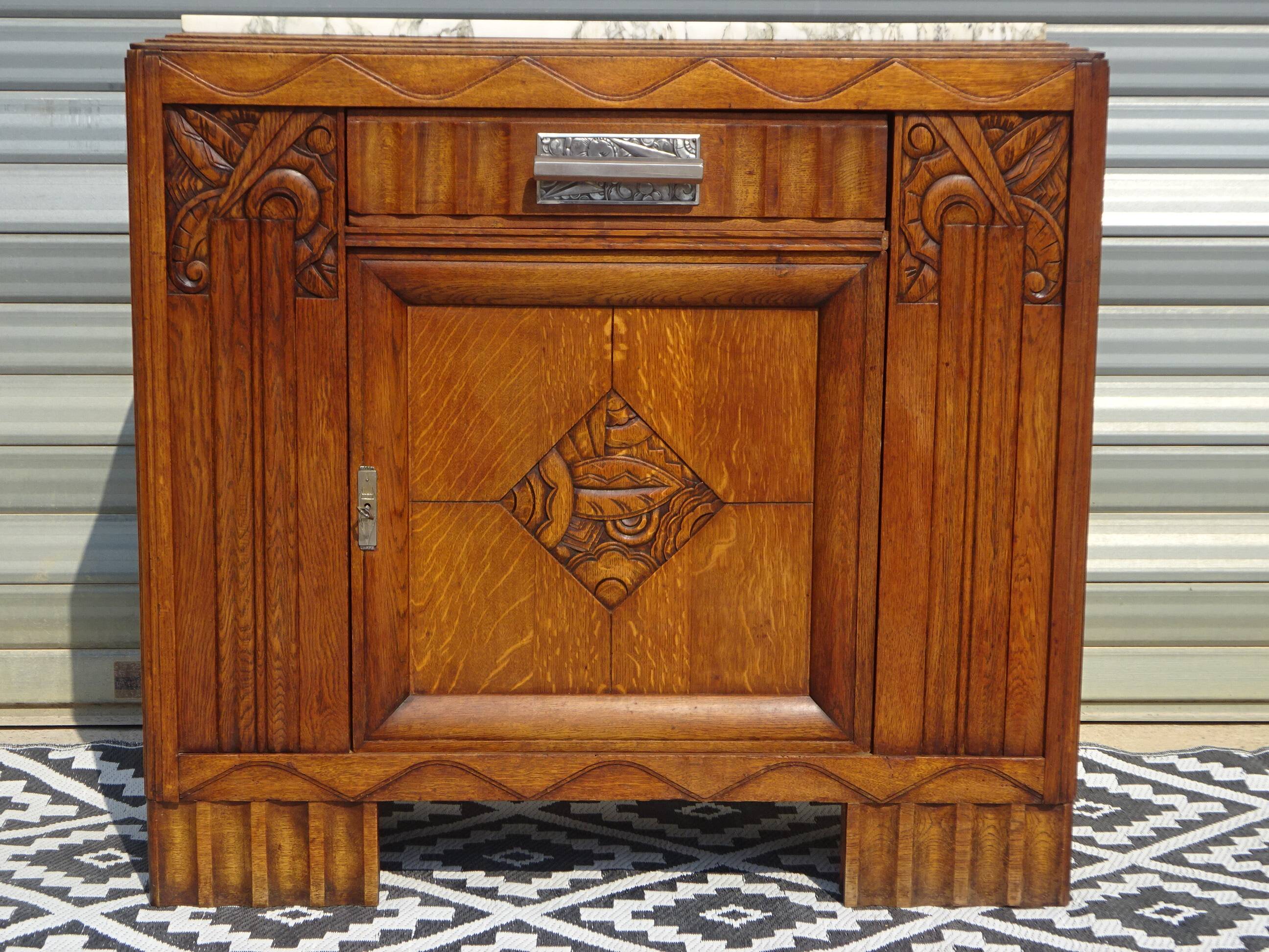 Ancien buffet en chêne et marbre, époque et style Art Déco