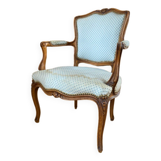 Fauteuil cabriolet Louis XV en merisier sculpté