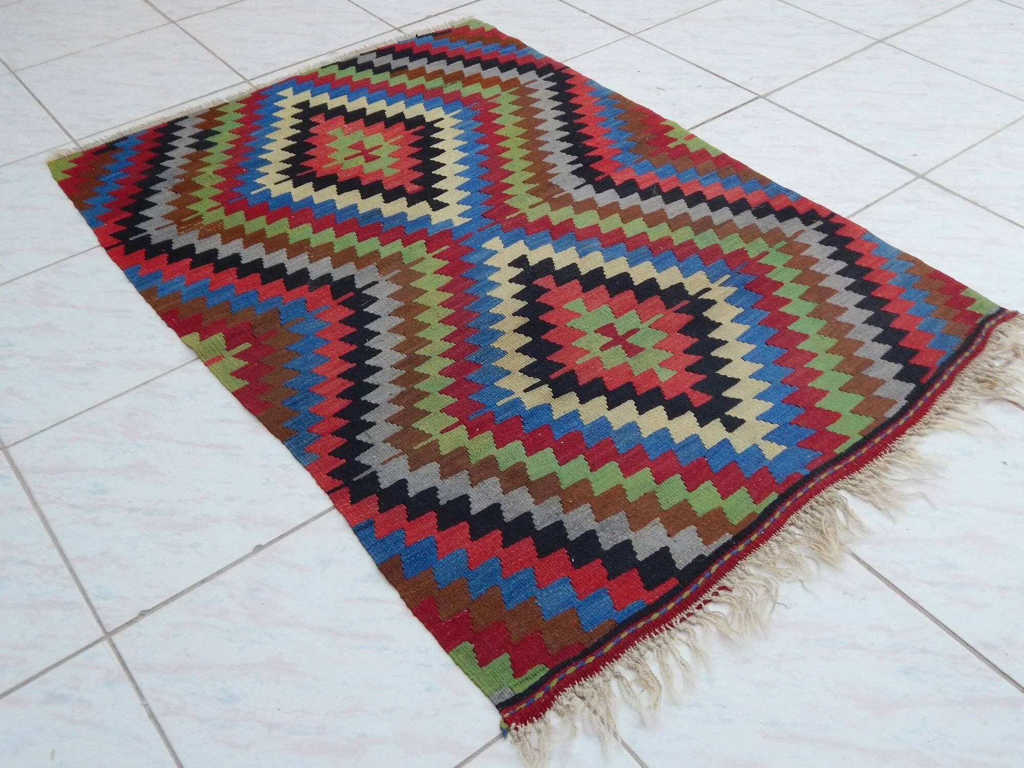 Vintage Turkish kilim, handwoven, 88x127 cm.
