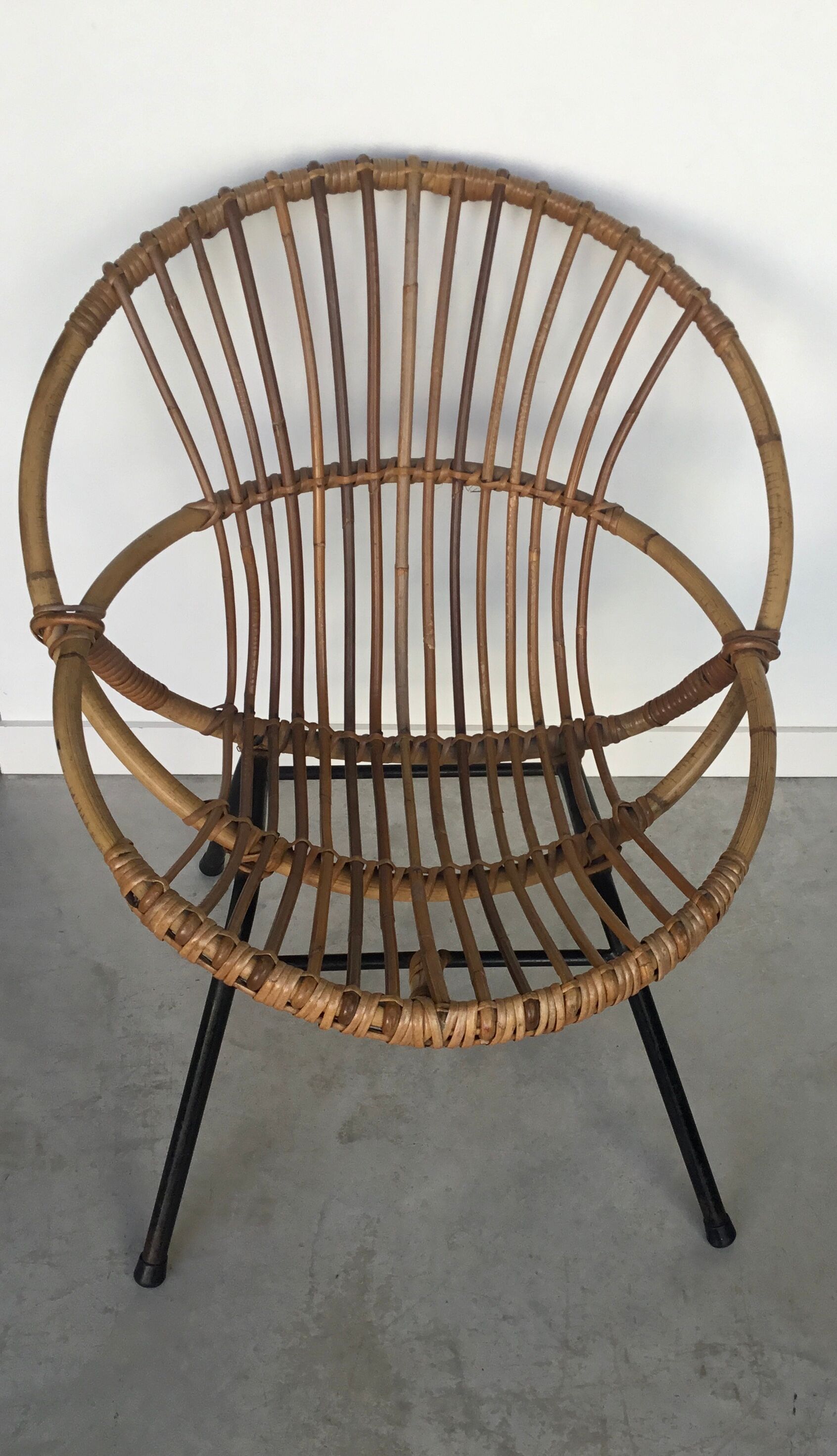 Fauteuil coquille en rotin - piétement tubulaire métallique noir - 1960