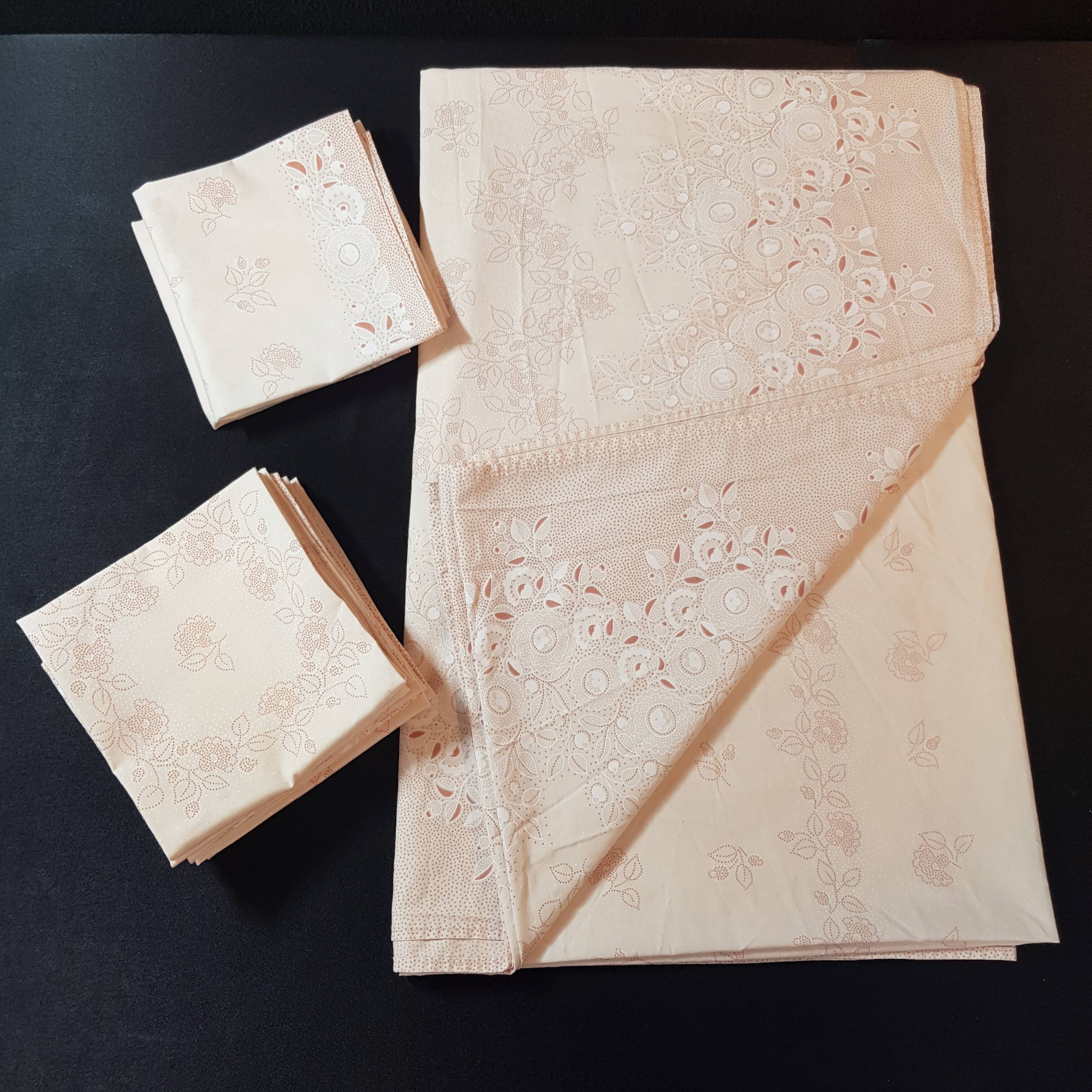 Set of 1 tablecloth and 10 powder pink towels