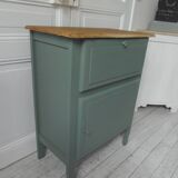 Meuble vintage en vert fumé, plateau bois.