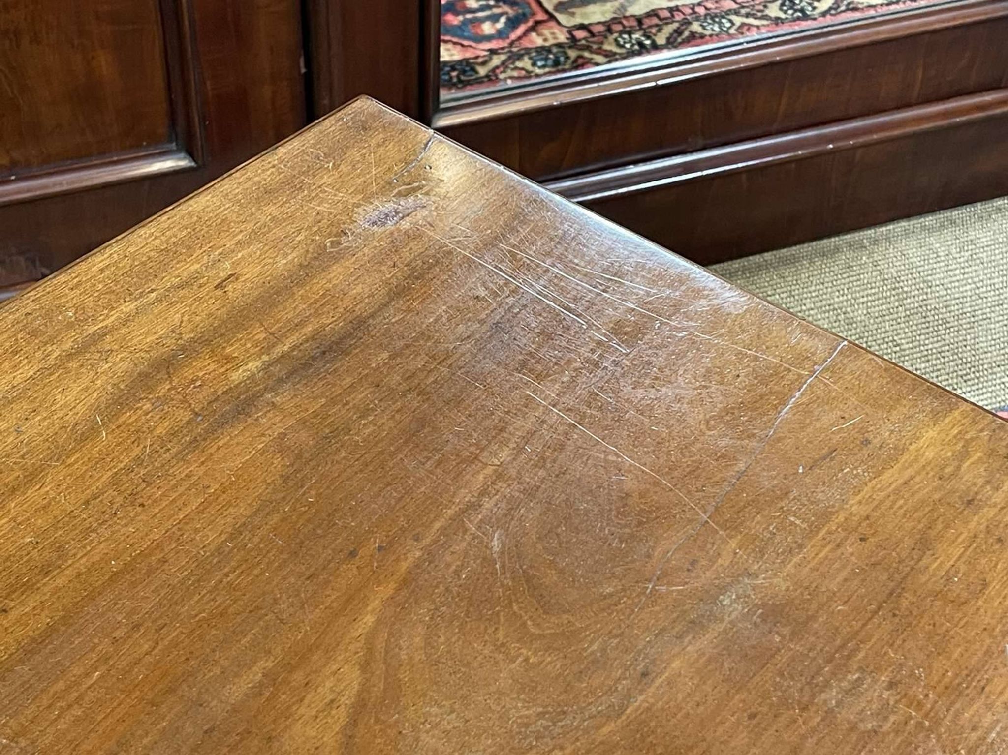 Table basse anglaise en acajou des années 1930