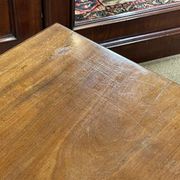 Table basse anglaise en acajou des années 1930
