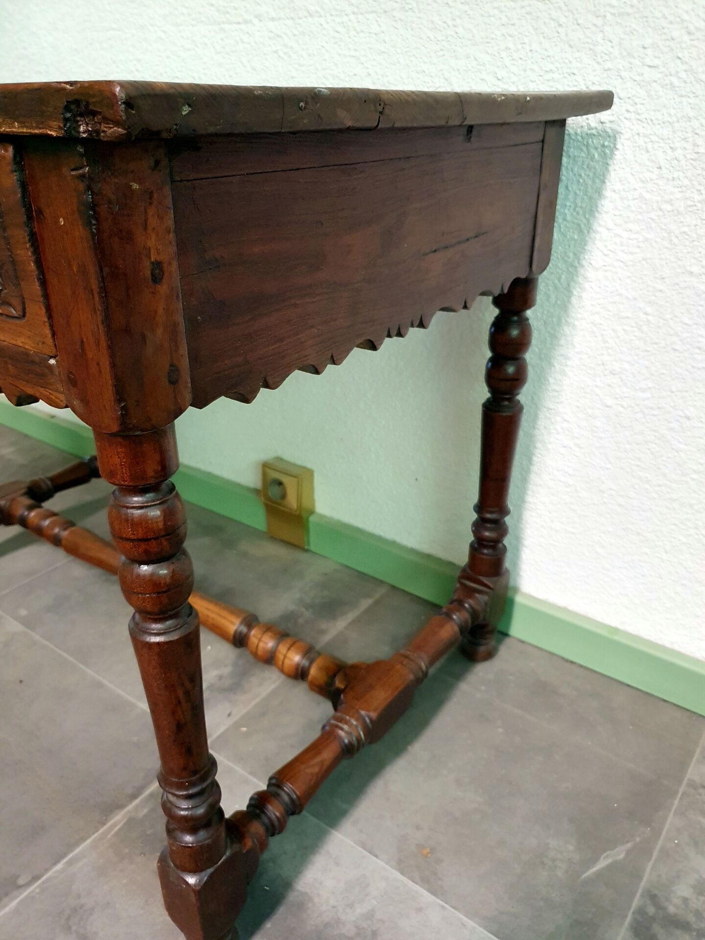 Antique writing table in chestnut – Late 18th / Early 19th century