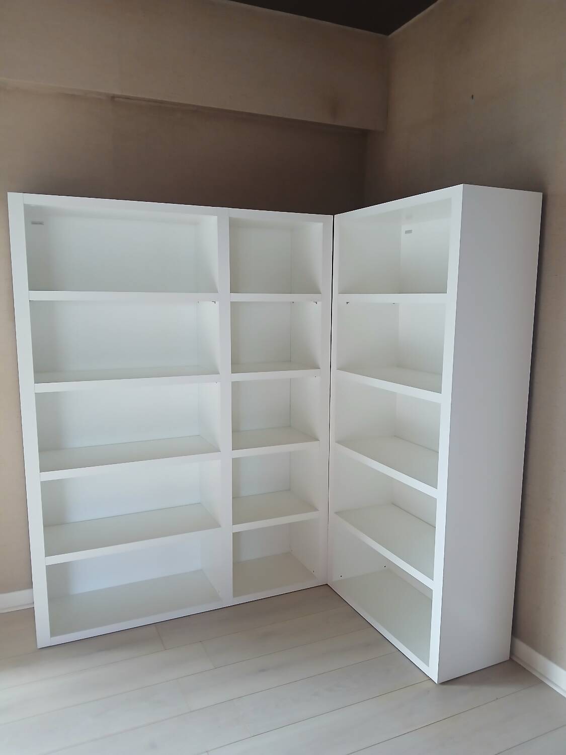 Gautier corner library – contemporary white lines