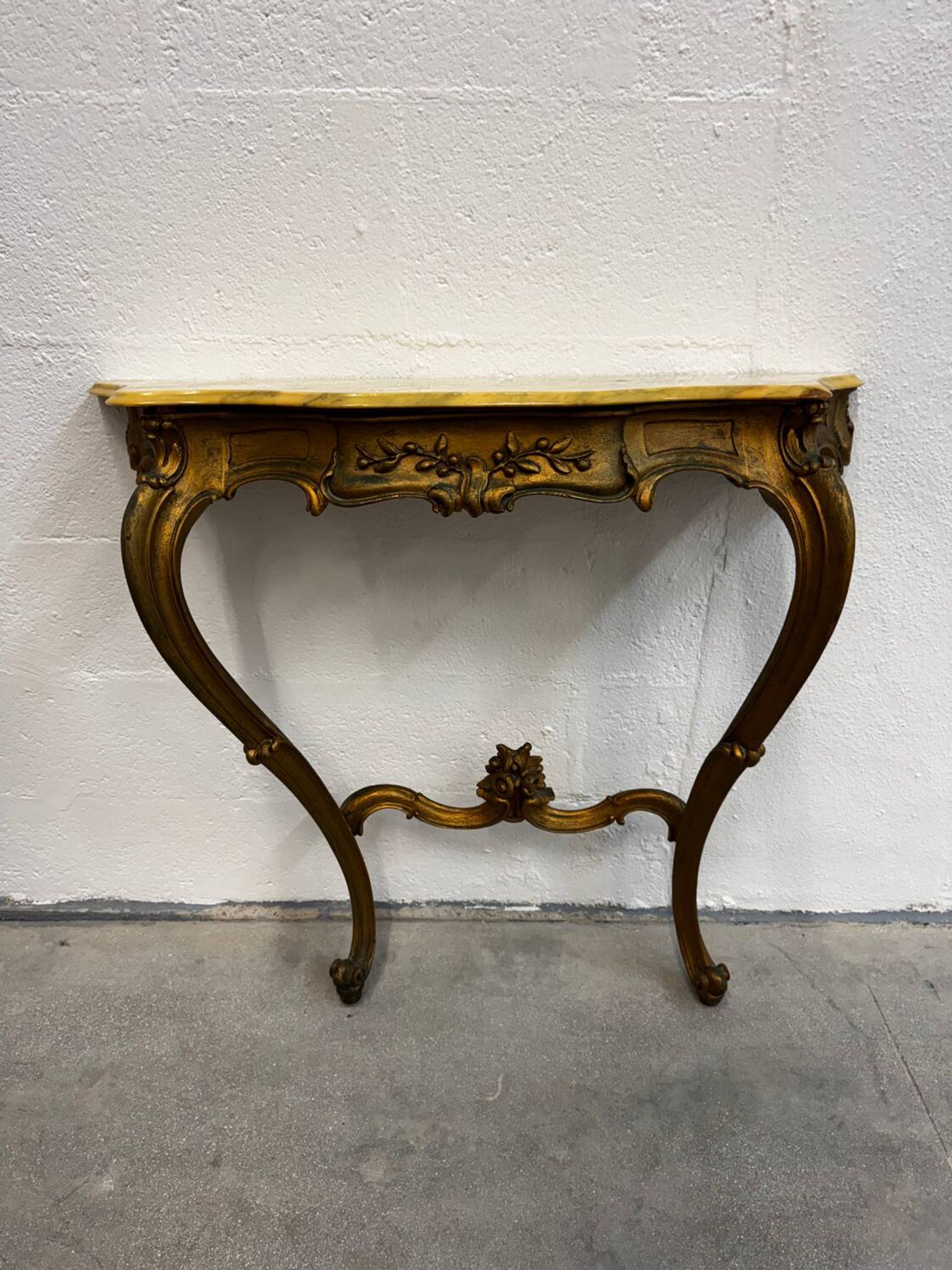 Console en bois sculpté doré et marbre de style Louis XV
