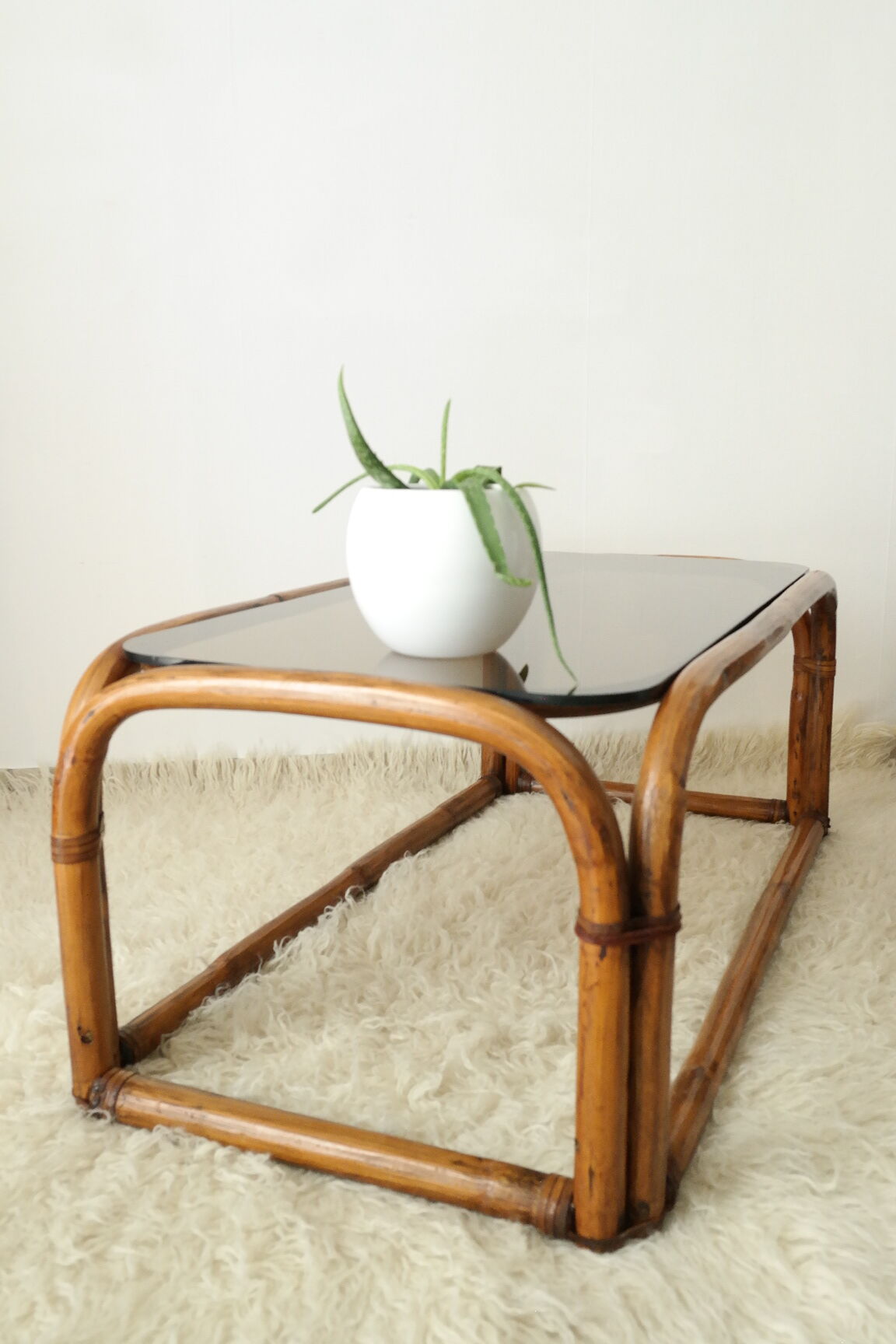 Table basse en bambou et verre fumé vintage