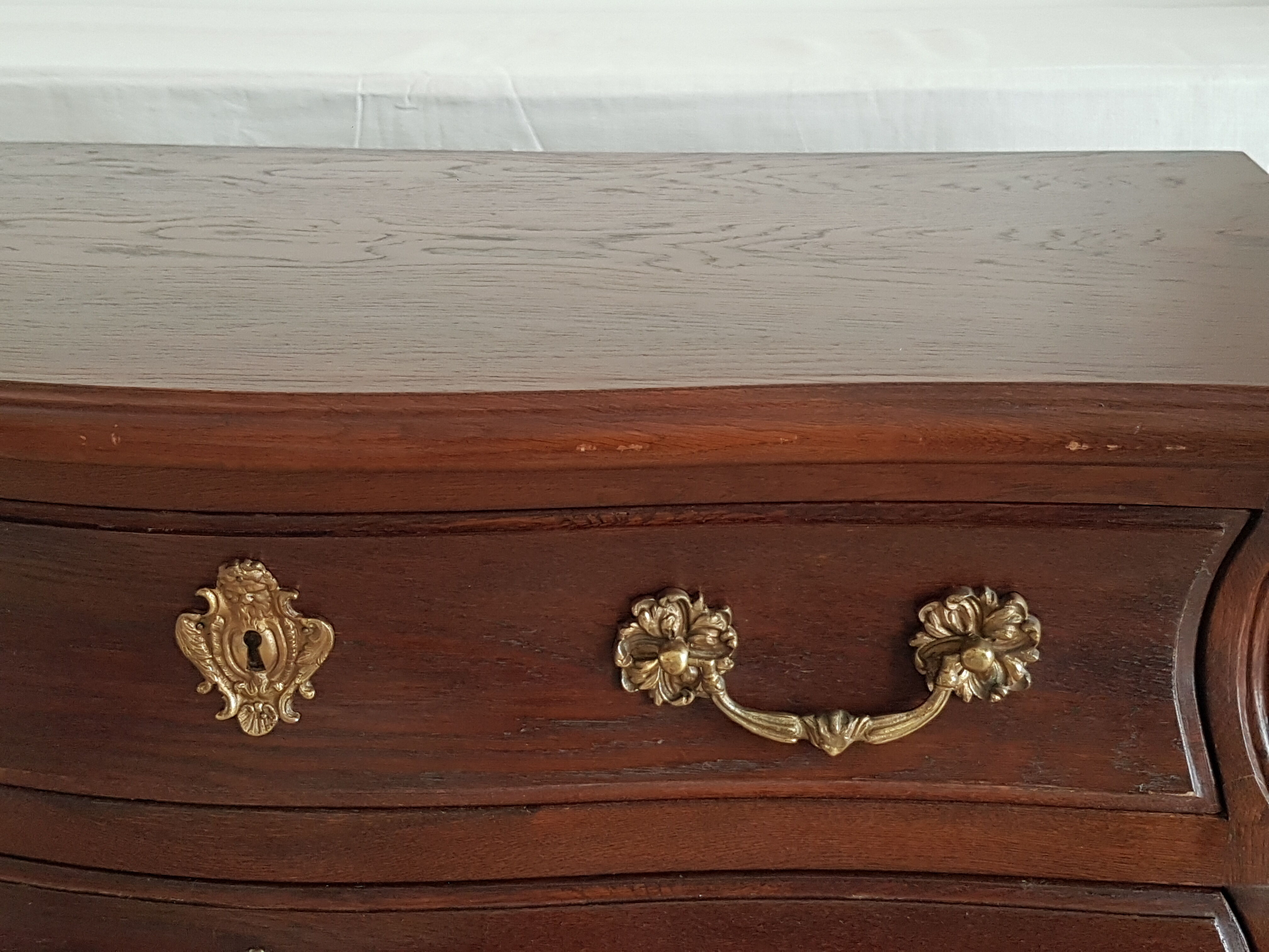 Commode tombeau bordelaise de style Louis XV
