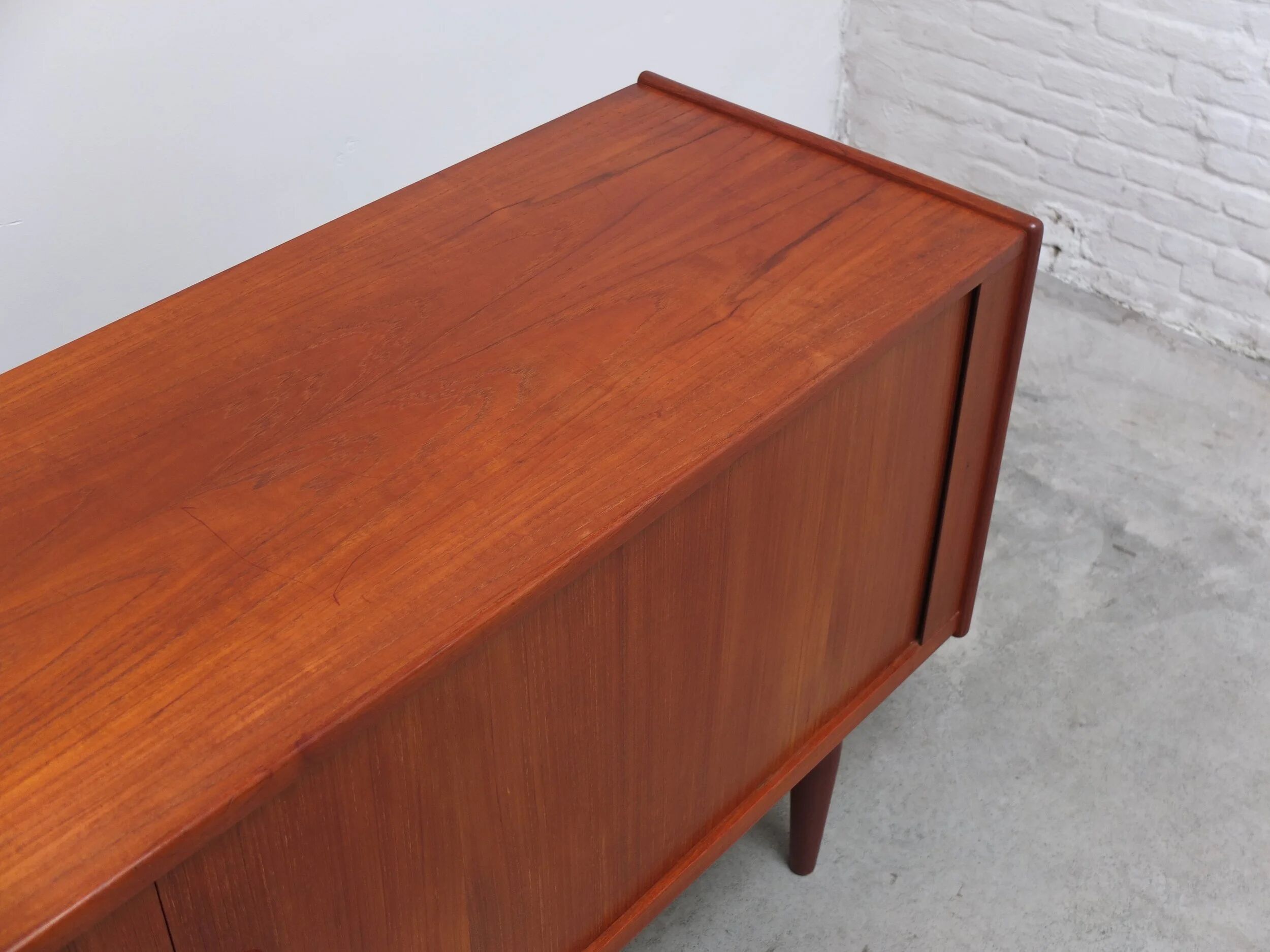 Buffet en teck danois avec portes tambour, années 1960.