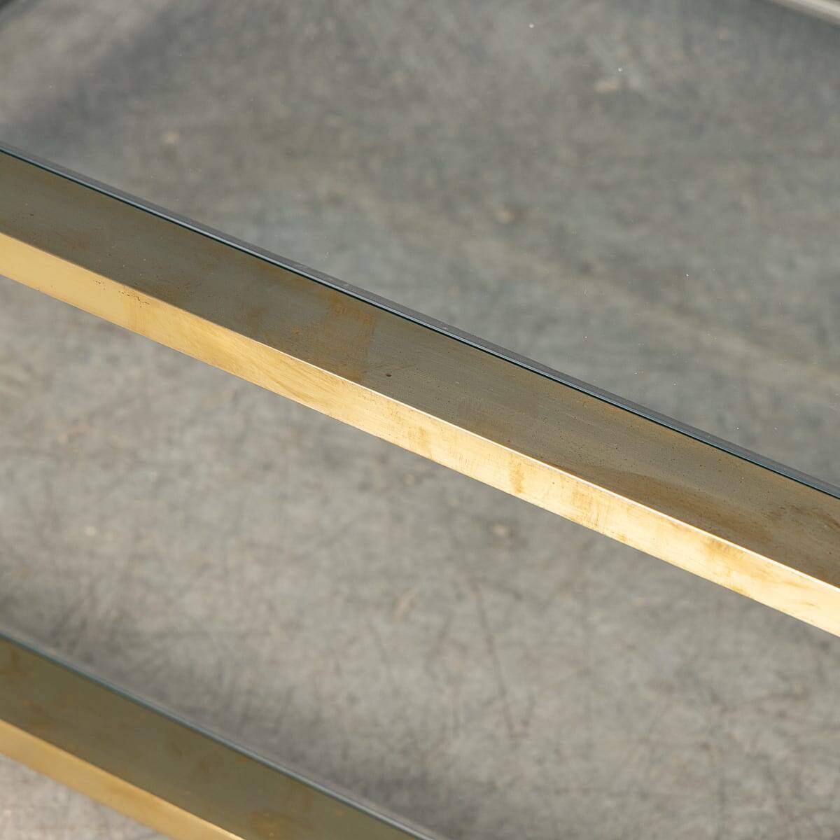 Table basse en verre, laiton et Perspex de style Hollywood Regency italien des années 1980.