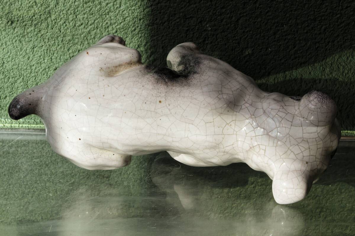 Chien, bouledogue, en terre cuite de Bavent